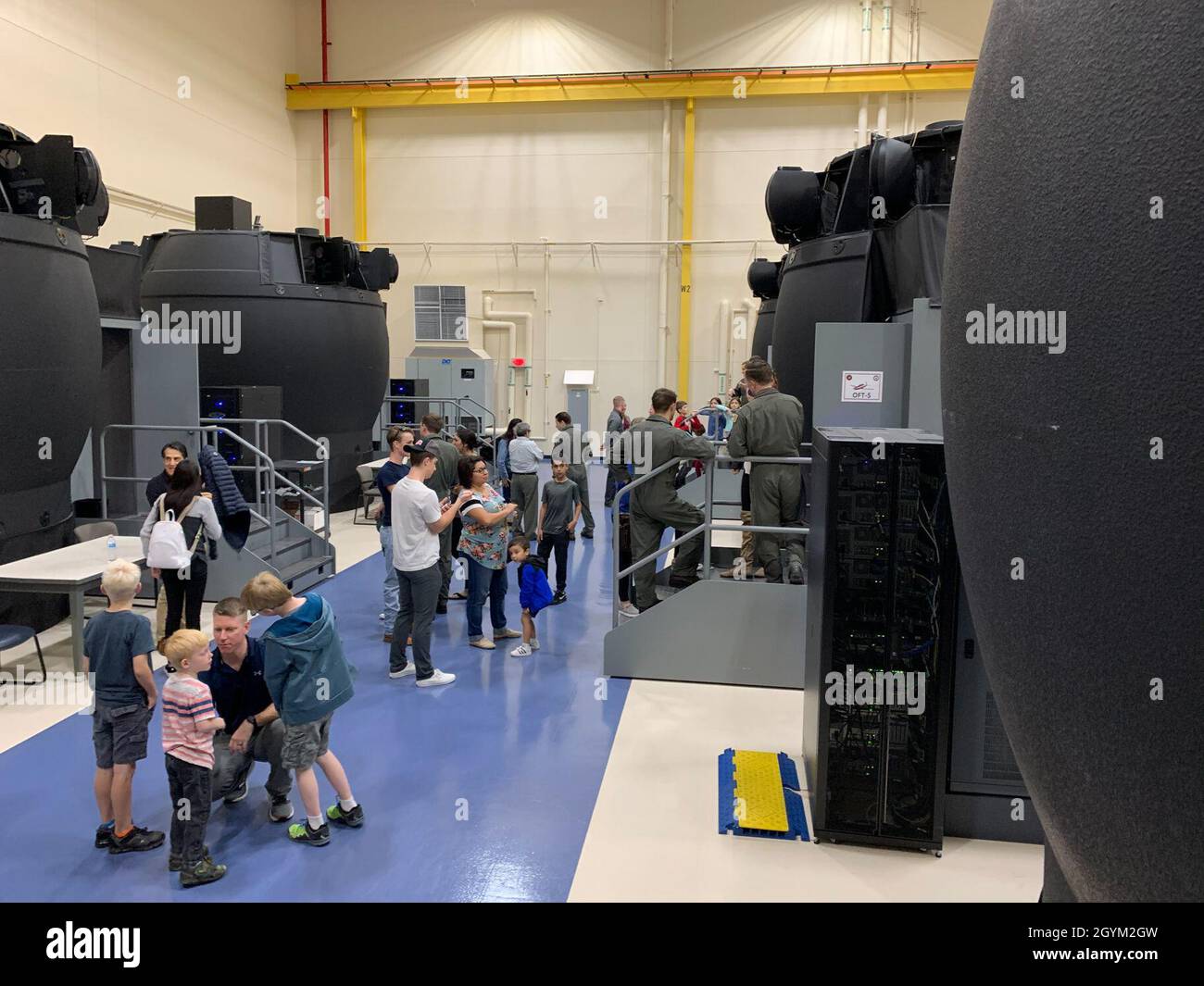 CORPUS CHRISTI, Texas (Jan 25, 2020) Gäste erkunden Flugsimulatoren während des Training Air Wing 4 Family Day in der Einrichtung der Flight Instructor Training Unit an Bord der Naval Air Station Corpus Christi, 25. Januar. Mehr als 100 Familienmitglieder, Freunde und Mitglieder der Basisgemeinde verbrachten den Vormittag damit, die Anlage zu besichtigen, einschließlich Flugsimulatoren, Virtual-Reality-Trainer und des Sprechens mit Instruktoren und Studenten der Marineflieger. TRAWING 4 ist einer von fünf Flügeln unter dem Leiter der Naval Air Training. Sie ist für die Ausbildung von Primär-, Zwischen- und Weiterflügen in den USA verantwortlich Stockfoto