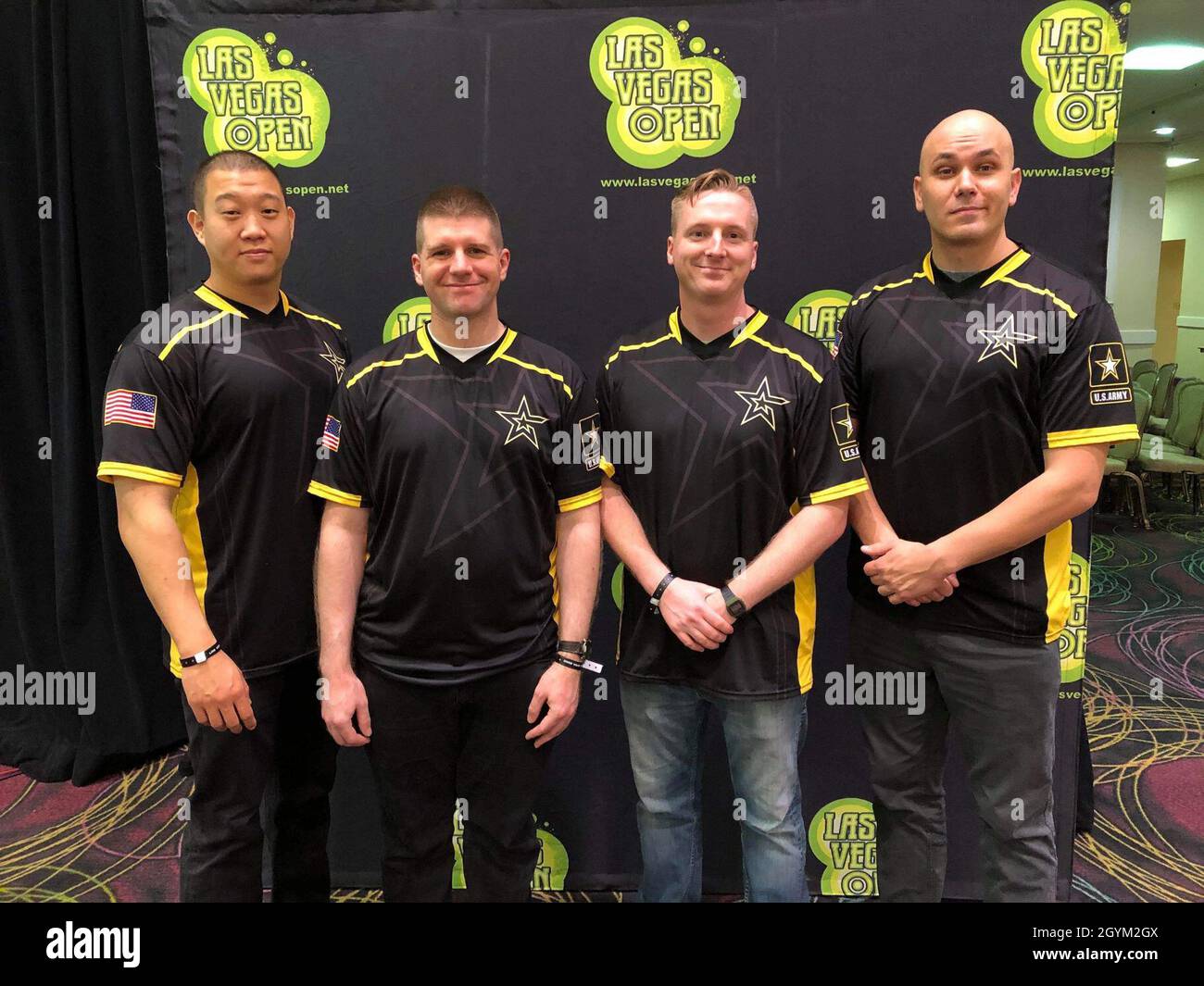 20. CBRNE Command Headquarters and Headquarters Company Commander, Capt. Ivan Cho, ganz links, und seine eSports Warhammer 40,000 Teamkollegen der US-Armee, Staff Sgt. Shane Watts, Capt. Red Powell und Master Sgt. Justin Pizzoferrato, bereiten Sie sich auf die Las Vegas Open am 25. Januar 2020 zu konkurrieren. Die Las Vegas Open ist Gastgeber des größten Warhammer 40,000-Turniers der Welt und alle vier Teamkollegen beendeten das Turnier-Ranking in den Top 25 Prozent aller Spieler. Stockfoto