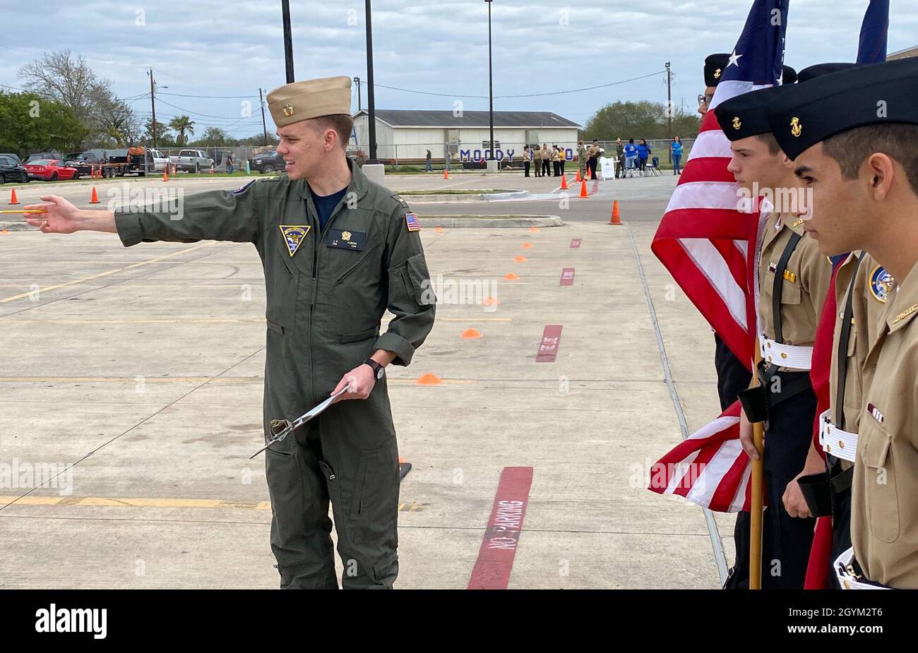 CORPUS CHRISTI, Texas (Jan 25, 2020) – Ensign Harry Kubena, ein Schüler des Marinefliegers, der dem Training Air Wing 4, Naval Air Station Corpus Christi, zugewiesen wurde, instruiert Kadetten während eines Marine Junior ROTC-Bohrwettbewerbs an der Moody High School in Corpus Christi am 25. Januar. Mehr als ein Dutzend Schulen nahmen an der Veranstaltung Teil, bei der die körperliche Fitness der Kadetten, die Liebe zum Detail und das wichtige Wissen der Marine getestet wurden. TRAWING 4 ist einer von fünf Flügeln unter dem Leiter der Naval Air Training. Es ist für die primäre, mittlere und erweiterte Flugausbildung für die US-Marine, Marine Corps, Coast Guard und se verantwortlich Stockfoto