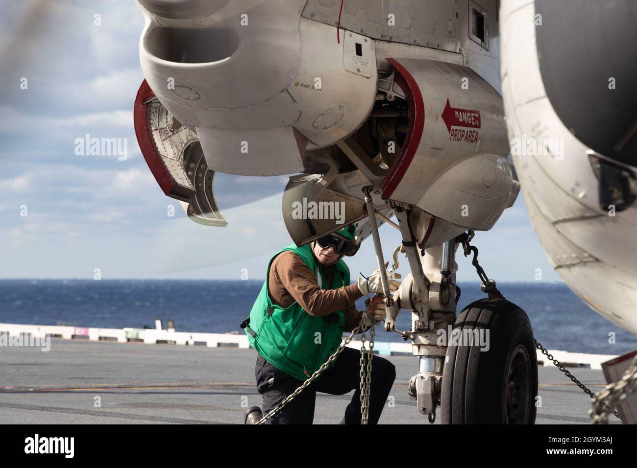 ATLANTISCHER OZEAN (Jan 26, 2020) Ein Segler, der dem Air Test and Evaluation Squadron (VX) 20 zugewiesen wurde, kettet einen C-2A Greyhound auf dem Flugdeck der USS Gerald R. Ford (CVN 78). Ford führt derzeit Flugzeugkompatibilitätstests durch, um seine elektromagnetischen Flugzeugstartsysteme (EMALS) und Advanced Arresting Gear (AAG) weiter zu testen. (USA Navy Foto von Mass Communication Specialist Seaman Apprentice Riley McDowell) Stockfoto