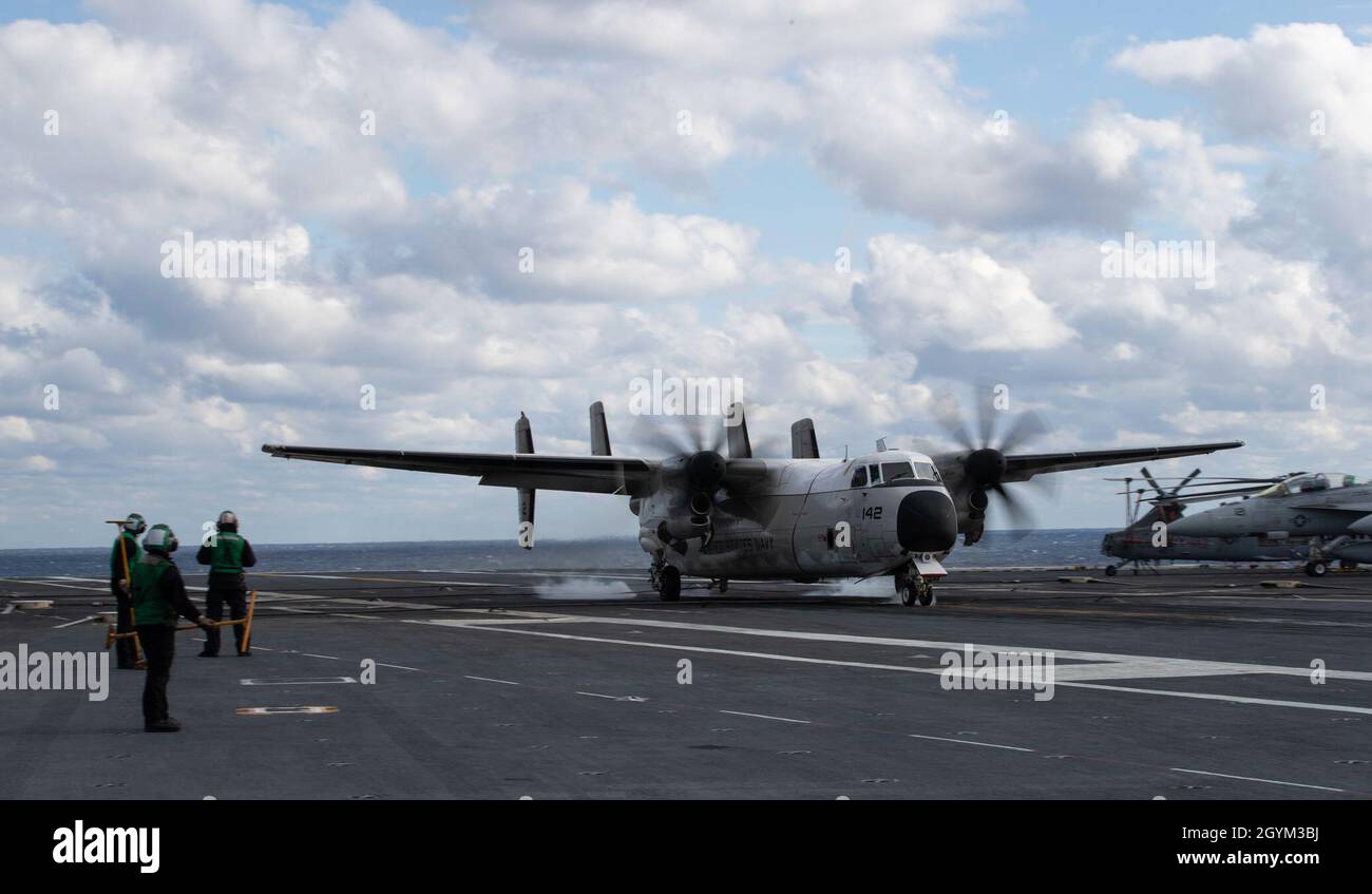 Atlantischer OZEAN (Januar 26, 2020) LANDET EIN C-2A Greyhound, dem Air Test and Evaluation Squadron (VX) 20 zugeordnet, auf dem Flugdeck von USS Gerald R. Ford (CVN 78). Ford führt derzeit Tests Zur Kompatibilität Von Flugzeugen durch, um seine EMALS (Electrosmagnetic Aircraft Launch Systems) und AAG (Advanced Arresting Gear) weiter zu testen. (USA Navy-Foto von Mass Communication Specialist Seaman Apprentice Riley McDowell) Stockfoto