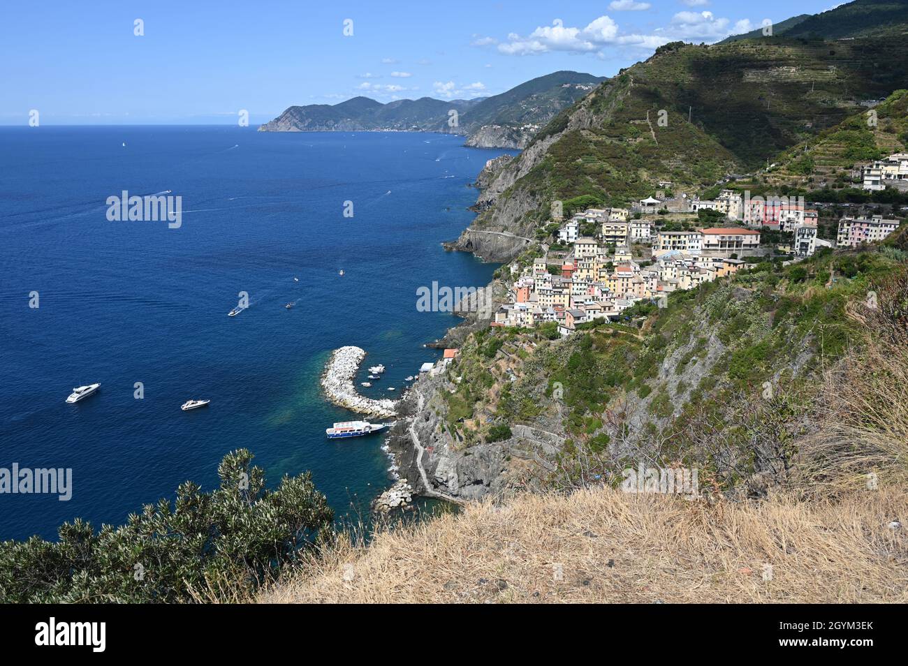 Seascape der 5 Terre mit dem Dorf Riomaggiore, ein berühmter Ferienort Stockfoto