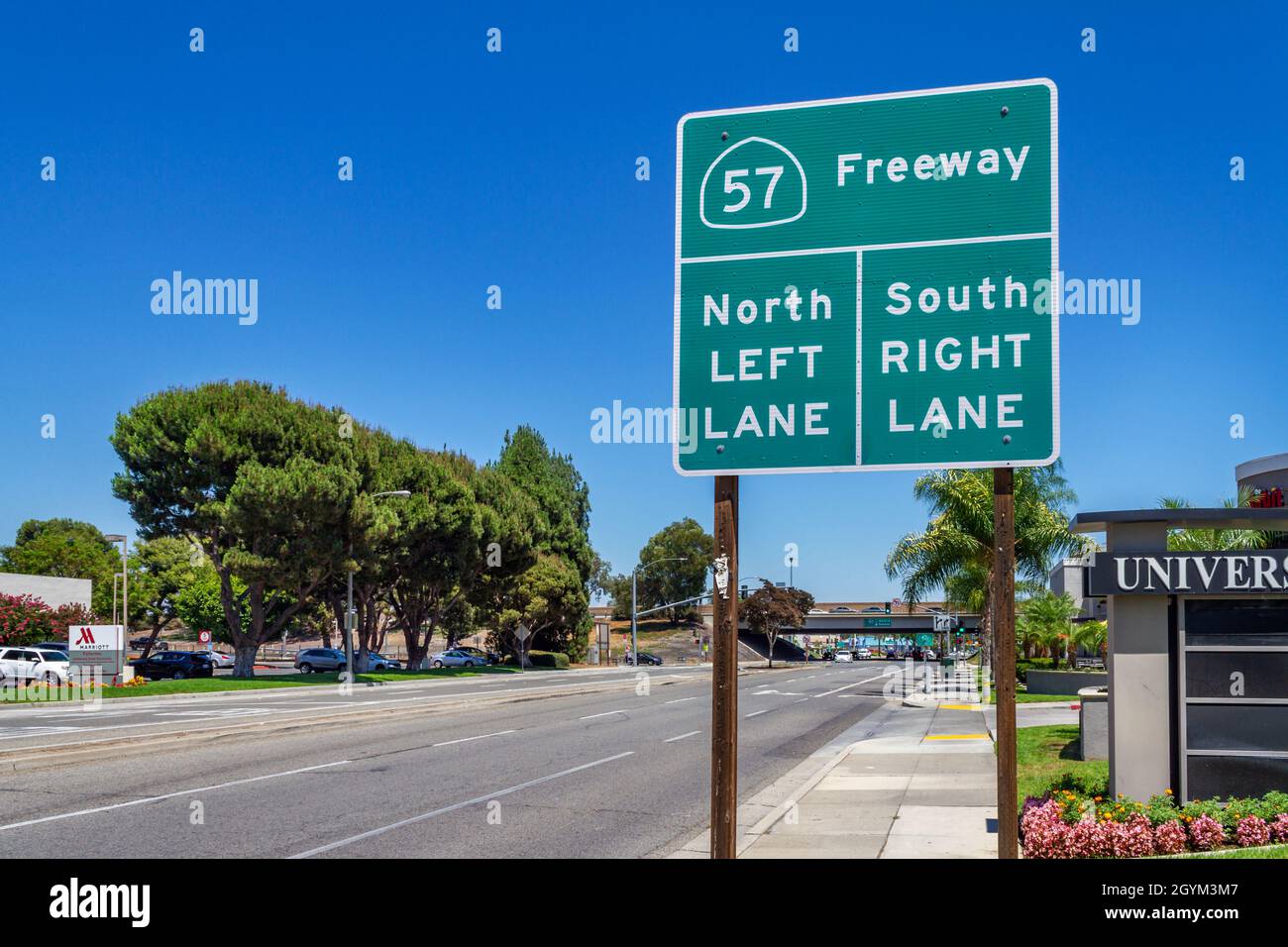 Fullerton, CA, USA – 1. August 2021: Straßenansicht der Nutwood Avenue mit einem Schild für den Freeway 57 in der Gegend von Cal State Fullerton in Fullerton, Kalifornien Stockfoto