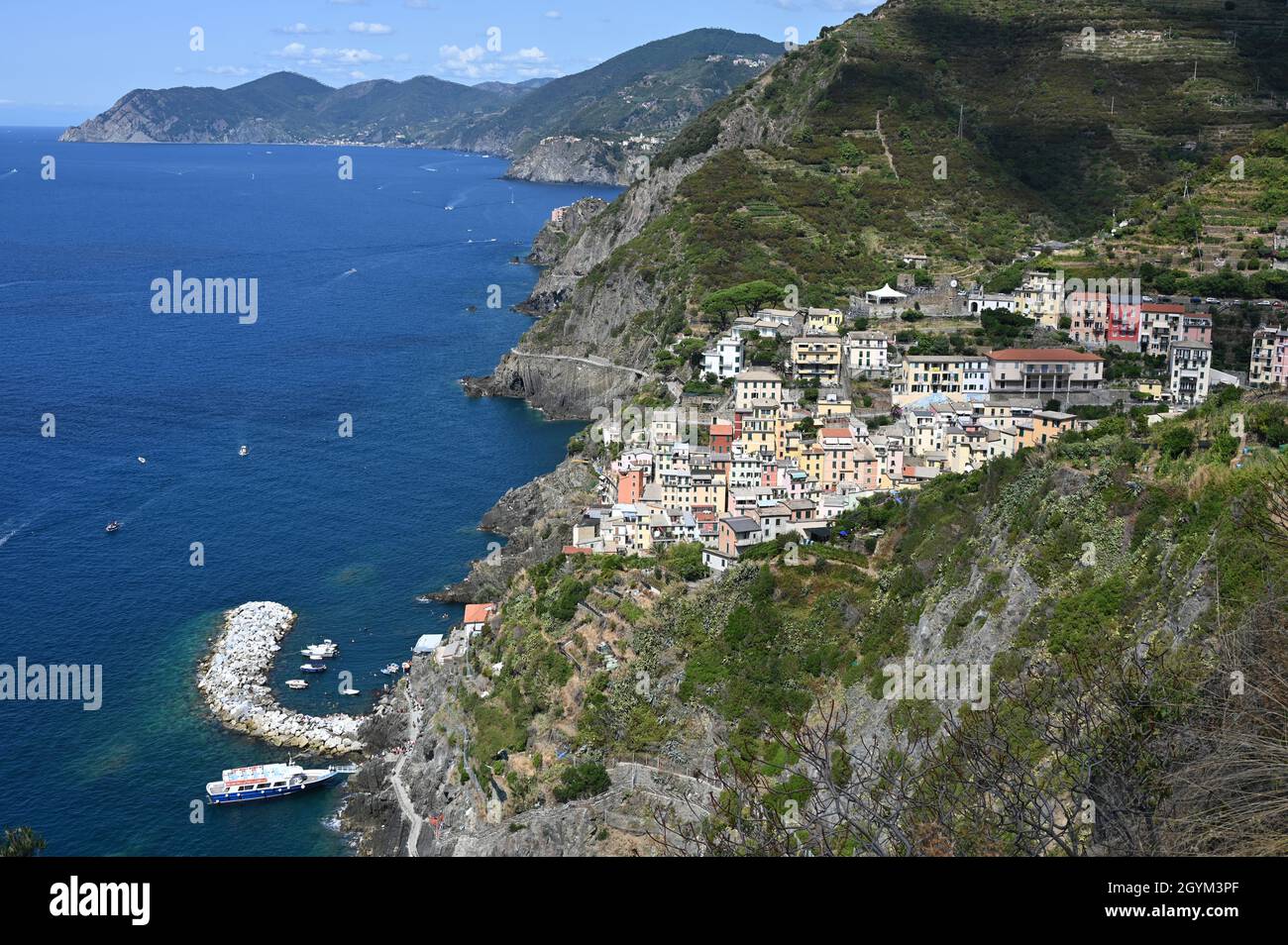 Seascape der 5 Terre mit dem Dorf Riomaggiore, ein berühmter Ferienort Stockfoto