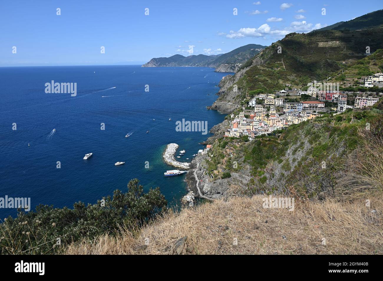 Seascape der 5 Terre mit dem Dorf Riomaggiore, ein berühmter Ferienort Stockfoto