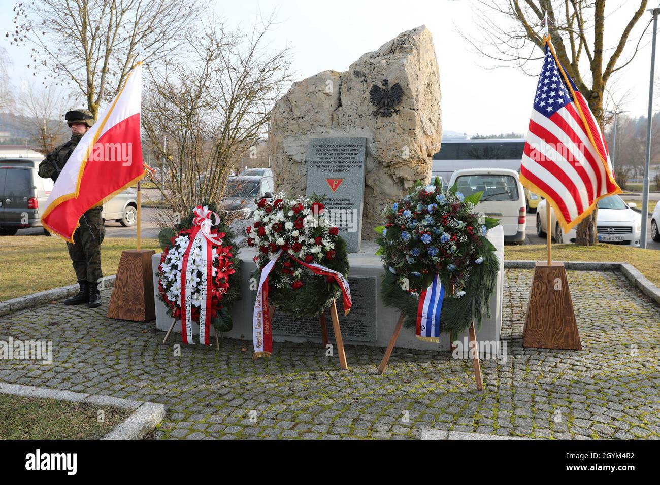 Das polnische Steindenkmal in Hohenfels, Deutschland, wurde am 27. Januar 2020 in einer feierlichen Zeremonie neu eingeweiht. Das renovierte polnische Denkmal dient der Verewigung der Erinnerung an die polnischen Vertriebenen, die nach dem Zweiten Weltkrieg in Hohenfels lebten (USA Foto der Armee-Nationalgarde von Staff Sgt. Gregory Stevens) Stockfoto