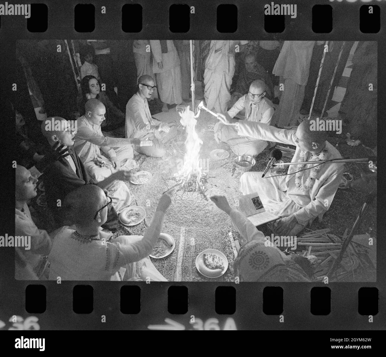 Opfergaben und Weihrauch im Hare Krishna Tempel in Evanston 1974. Stockfoto