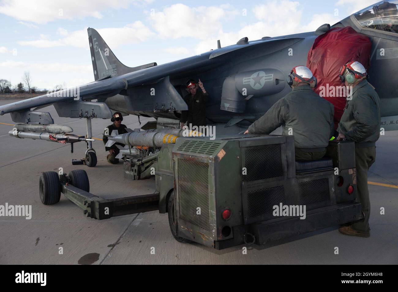 Marines mit Marine Attack Squadron 231 bringen eine hochexplosive Mark 82-Bombe an einen AV-8B Harrier II während des Trainings bei kaltem Wetter auf der Naval Air Station Fallon, Nevada, 24. Januar 2020. VMA-231 nimmt an Schulungen für kaltes Wetter Teil, um das Gerät besser auf kälteres Klima vorzubereiten und gleichzeitig die Kampfeffizienz zu gewährleisten. (USA Marine Corps Foto von Lance CPL. Steven Walls) Stockfoto