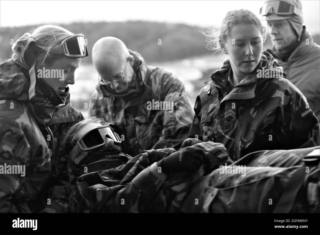 Die Soldaten der niederländischen Einheit Koninklijke Landmacht arbeiteten am 28. Januar 2020 mit den Soldaten der 3. Calvary Air Brigade, 3. Infanterie-Division, während einer medizinischen Evakuierungsübung auf dem Ausbildungsgebiet Hohenfels, Deutschland. Diese Interoperabilitätsschulung ist Teil von Combined Resolve XIII Combined Resolve XIII ist ein Hauptquartier der von der Armee geleiteten multinationalen Einheitslandoperationübung mit der US-Regional ausgerichteten Truppengigade zur Unterstützung der Ziele des Europäischen Kommandos (EUCOM). Zweck der Übung ist die Vorbereitung des Kampfteams der 2. Panzerbrigade, 1. Calva Stockfoto