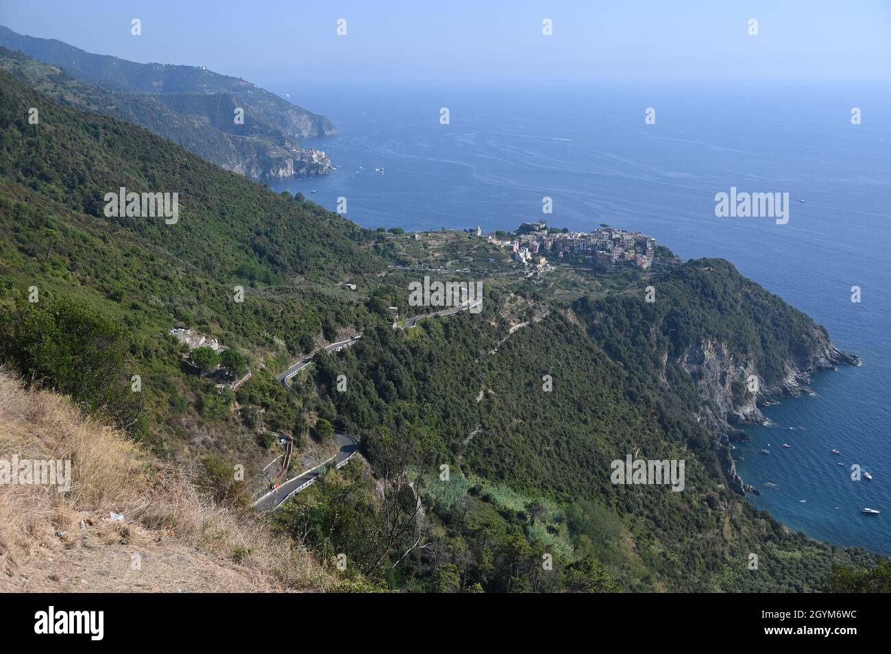 Die Küste der 5 Terre mit der Stadt Corniglia im Ligurischen Meer Stockfoto
