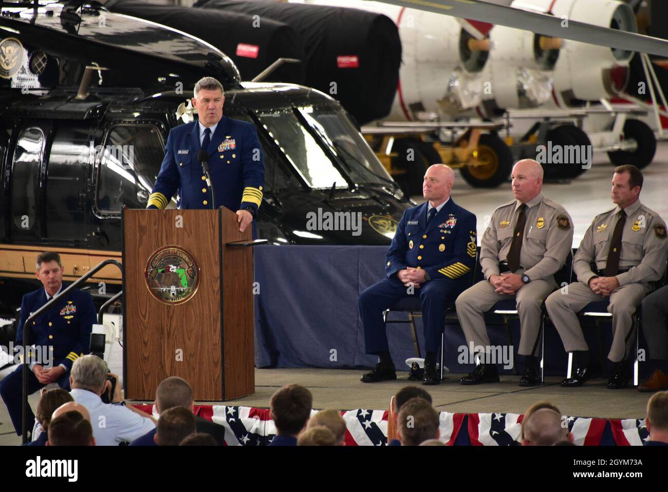 Adm. Karl Schultz, Kommandant der Küstenwache, spricht mit Mitgliedern der Küstenwache-Luftstation Clearwater in Clearwater, Florida, Dienstag, 28. Januar 2020. Schultz und Chad Wolf, amtierender Sekretär des Heimatschutzministeriums, überreichten Auszeichnungen an Ersthelfer des Orikans Dorian. Foto von Petty Officer 2nd Class David Micallef Stockfoto
