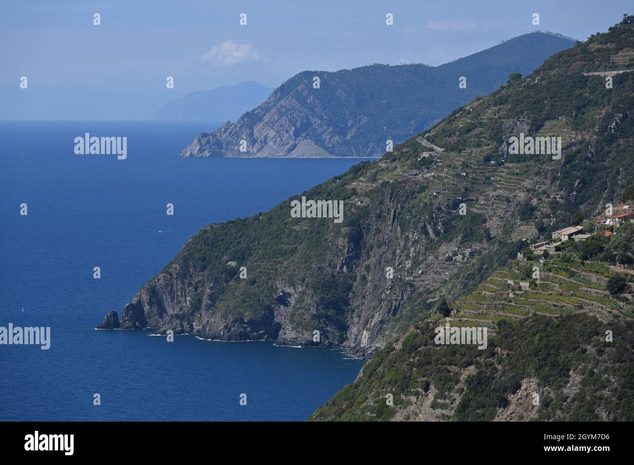 Die zerklüftete Küste mit Blick auf das Meer von ​​the 5 landet Stockfoto