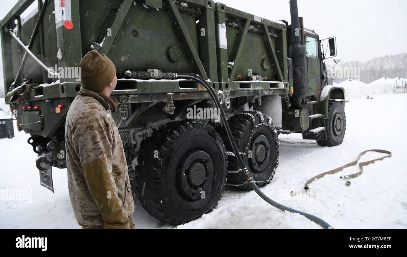 U.S. Marine Corps Lance CPL. Cameron Knight, ein Wasserunterstützungstechniker beim 4th Marine Regiment, 3rd Marine Division, wartet auf die Entleerung des Wassers im Hokudaien Training Area, Hokkaido, Japan, 28. Januar 2020. Northern Viper ist eine regelmäßig geplante Trainingsübung, die die Interoperabilität der US- und Japan-Allianz verbessern soll, indem sie den Marine Air-Ground Task Forces von III MEF ermöglicht, ihre Letalität und Kompetenz in MAGTF Combined Arms Operations bei kaltem Wetter aufrechtzuerhalten. (USA Marine Corps Foto von Lance CPL. Dylan Hess) Stockfoto