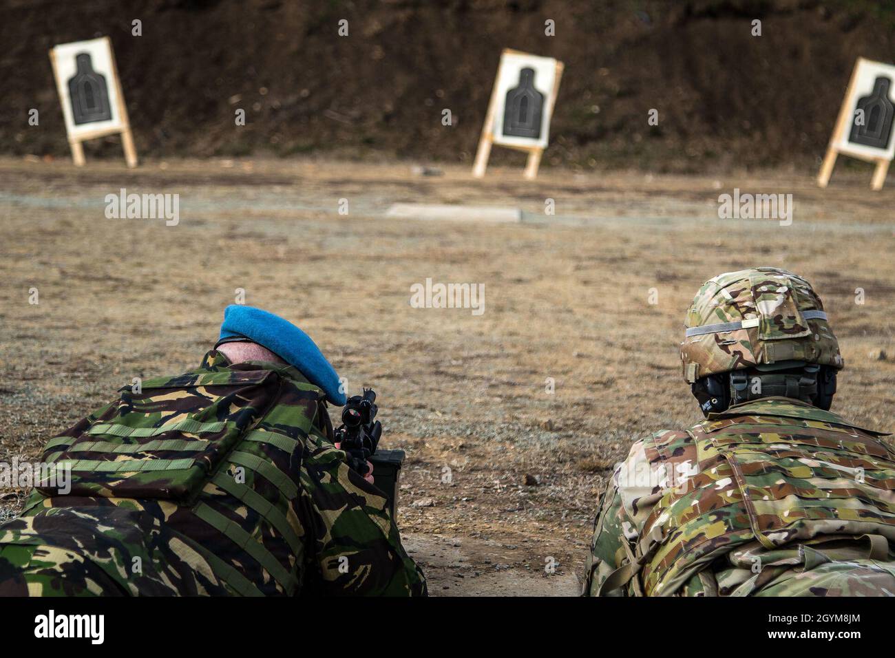 Mitglieder der rumänischen Streitkräfte führen am 29. Januar 2020 mit Soldaten der 382. Militärpolizei-Abteilung in der Nähe des Militärflughafens Mihail Kogalniceanu, Rumänien, eine Schießausbildung durch. Die Dienstmitglieder wurden mit dem M-4-Gewehr der US-Soldaten trainiert, das für die meisten US-Truppen das primäre Kleinwaffengewehr ist. (USA Armeefoto von Sgt. Dommnique Washington, 7. Mobile Public Affairs Detachment) Stockfoto