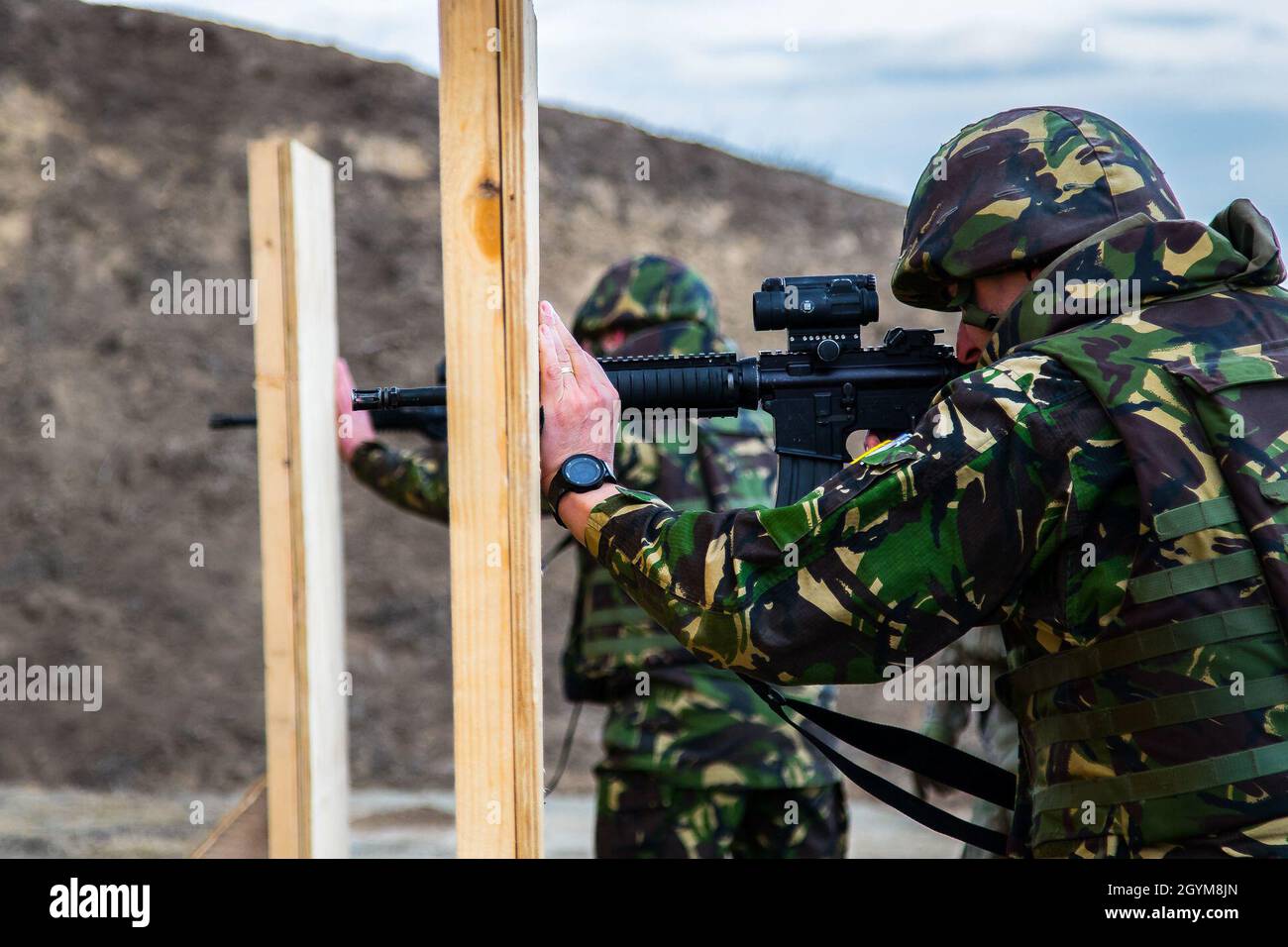 Mitglieder der rumänischen Streitkräfte führen am 29. Januar 2020 mit Soldaten der 382. Militärpolizei-Abteilung in der Nähe des Militärflughafens Mihail Kogalniceanu, Rumänien, eine Schießausbildung durch. Die Dienstmitglieder wurden mit dem M-4-Gewehr der US-Soldaten trainiert, das für die meisten US-Truppen das primäre Kleinwaffengewehr ist. (USA Armeefoto von Sgt. Dommnique Washington, 7. Mobile Public Affairs Detachment) Stockfoto