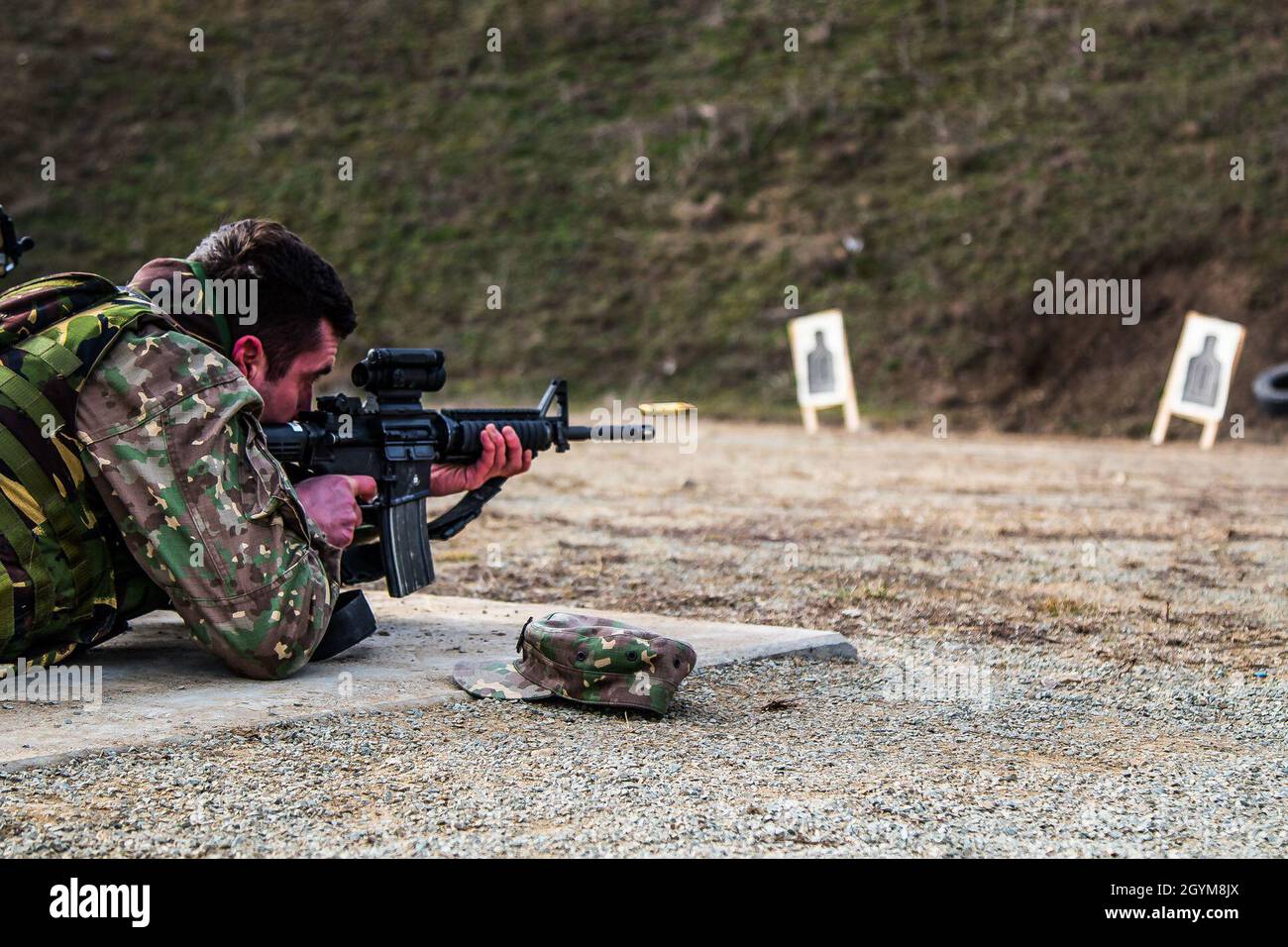 Mitglieder der rumänischen Streitkräfte führen am 29. Januar 2020 mit Soldaten der 382. Militärpolizei-Abteilung in der Nähe des Militärflughafens Mihail Kogalniceanu, Rumänien, eine Schießausbildung durch. Die Dienstmitglieder wurden mit dem M-4-Gewehr der US-Soldaten trainiert, das für die meisten US-Truppen das primäre Kleinwaffengewehr ist. (USA Armeefoto von Sgt. Dommnique Washington, 7. Mobile Public Affairs Detachment) Stockfoto