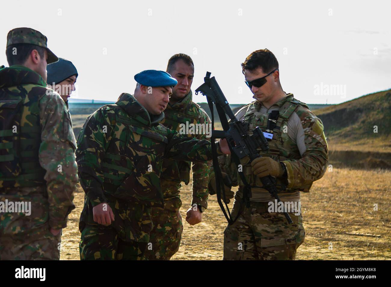 Mitglieder der rumänischen Streitkräfte führen am 29. Januar 2020 mit Soldaten der 382. Militärpolizei-Abteilung in der Nähe des Militärflughafens Mihail Kogalniceanu, Rumänien, eine Schießausbildung durch. Die Dienstmitglieder wurden mit dem M-4-Gewehr der US-Soldaten trainiert, das für die meisten US-Truppen das primäre Kleinwaffengewehr ist. (USA Armeefoto von Sgt. Dommnique Washington, 7. Mobile Public Affairs Detachment) Stockfoto