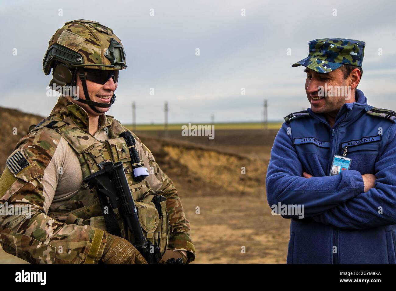 Mitglieder der rumänischen Streitkräfte führen am 29. Januar 2020 mit Soldaten der 382. Militärpolizei-Abteilung in der Nähe des Militärflughafens Mihail Kogalniceanu, Rumänien, eine Schießausbildung durch. Die Dienstmitglieder wurden mit dem M-4-Gewehr der US-Soldaten trainiert, das für die meisten US-Truppen das primäre Kleinwaffengewehr ist. (USA Armeefoto von Sgt. Dommnique Washington, 7. Mobile Public Affairs Detachment) Stockfoto