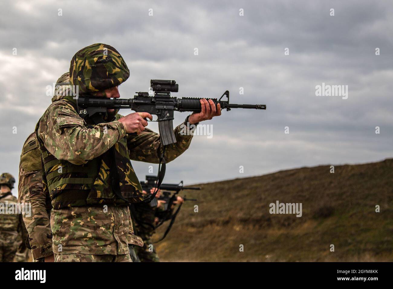 Mitglieder der rumänischen Streitkräfte führen am 29. Januar 2020 mit Soldaten der 382. Militärpolizei-Abteilung in der Nähe des Militärflughafens Mihail Kogalniceanu, Rumänien, eine Schießausbildung durch. Die Dienstmitglieder wurden mit dem M-4-Gewehr der US-Soldaten trainiert, das für die meisten US-Truppen das primäre Kleinwaffengewehr ist. (USA Armeefoto von Sgt. Dommnique Washington, 7. Mobile Public Affairs Detachment) Stockfoto
