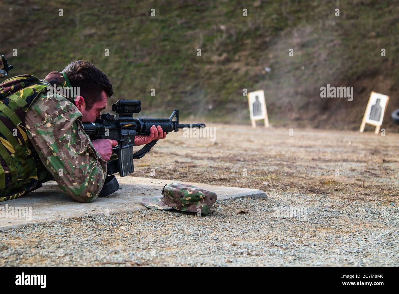 Mitglieder der rumänischen Streitkräfte führen am 29. Januar 2020 mit Soldaten der 382. Militärpolizei-Abteilung in der Nähe des Militärflughafens Mihail Kogalniceanu, Rumänien, eine Schießausbildung durch. Die Dienstmitglieder wurden mit dem M-4-Gewehr der US-Soldaten trainiert, das für die meisten US-Truppen das primäre Kleinwaffengewehr ist. (USA Armeefoto von Sgt. Dommnique Washington, 7. Mobile Public Affairs Detachment) Stockfoto