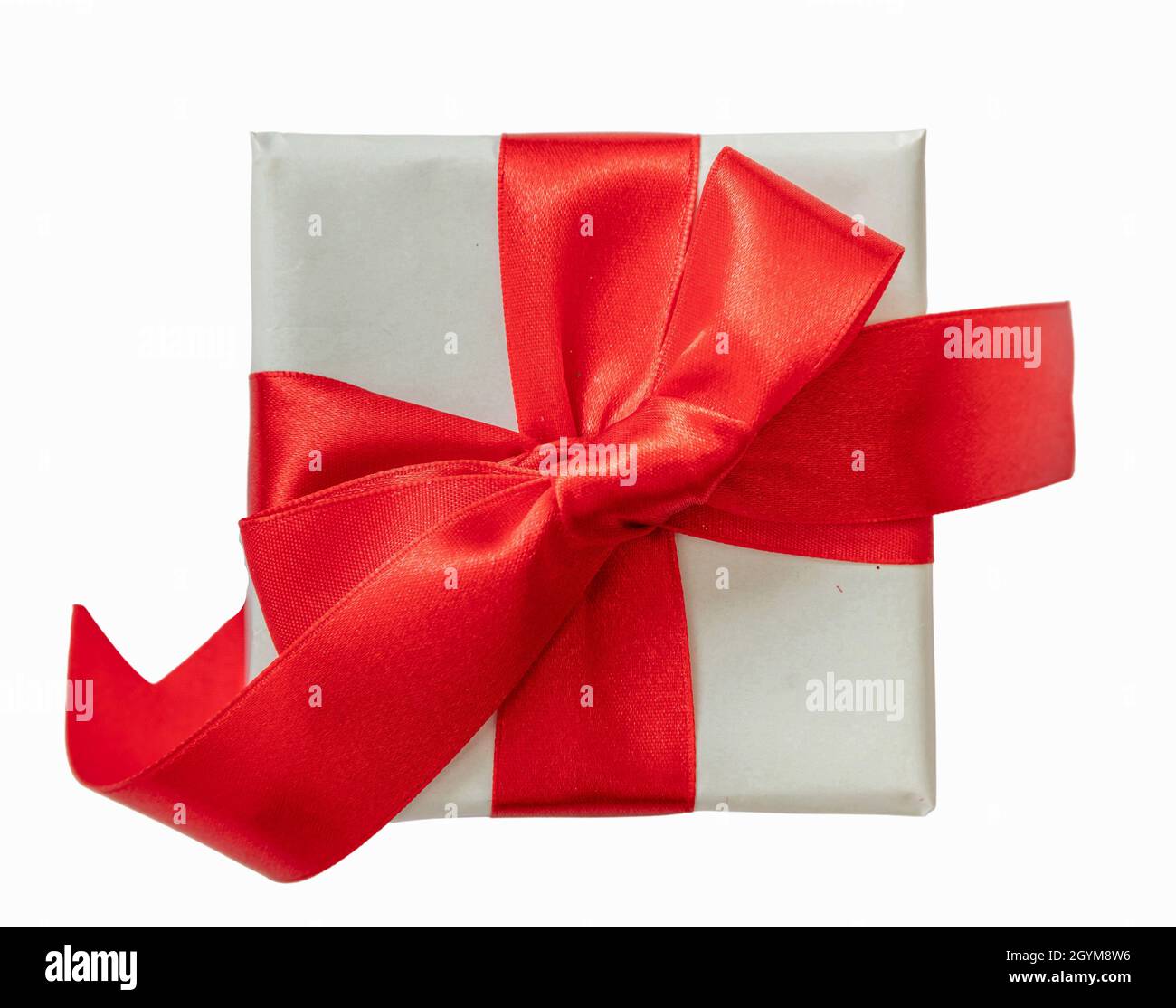 Weihnachten Geschenkbox gebunden Bogen mit rotem Band isoliert auf weißem Hintergrund, Holiday Present Satin lockige Dekoration, Design-Element, Draufsicht. Stockfoto