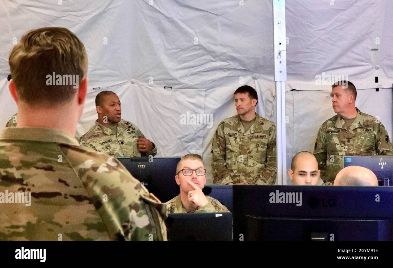 SAGAMIHARA, Japan – Oberstleutnant James L. Crenshaw, stellvertretender Kommandeur, Maj. Michael G. Lowefarmer, Operations Officer, und Sgt. Maj. George Rupprecht, Operationsfeldwebel Major, alle mit 38. Air Defense Artillery Brigade, gibt den Soldaten während des Keen Edge 2020 im Sagami General Depot am 24-31. Januar Feedback, um sowohl die Haltung der Streitkräfte als auch die Einsatzoperationen zu verbessern. Keen Edge ist eine gemeinsame Kommandoübung, die durchgeführt wird, um die Kampfbereitschaft und die Synchronisierung zwischen den US-Streitkräften Japan und dem Japan Joint Staff zu erhöhen, um sie auf eine effektive Verteidigung Japans oder eine Reaktion auf eine regionale Krise vorzubereiten Stockfoto