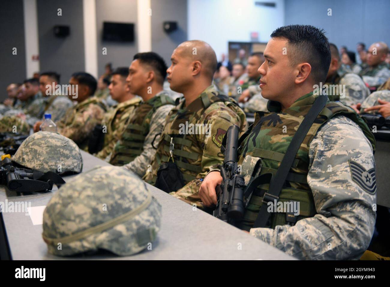 Die Truppen hören dem General der Luftwaffe, Joseph Lengyel, Chef des nationalen Gardebüros, während seines Besuchs mit Mitgliedern des Red Horse Squadron, das bei der Guam Air National Guard, Guam, am 29. Januar 2020 Dienst. (USA Foto der Armee-Nationalgarde von Sgt. Klasse Jim Greenhill) Stockfoto