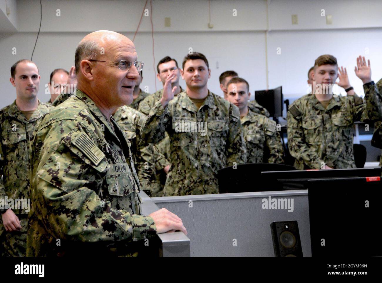 200129-N-JO856-1016 VIRGINIA BEACH, VA. (Jan 29, 2020) Chief of Naval Operations (CNO) ADM. Mike Gilday trifft sich mit Matrosen während seines Besuchs beim Naval Expeditionary Intelligence Command (NEIC). NEIC bietet eine Multi-Intelligence-, Überwachungs- und Aufklärungsfunktion durch zentrale Planungs-, Koordinierungs- und Integrationsfähigkeiten oder Expeditionary Intelligence-Fähigkeiten, um Nachrichtendienste im Expeditions- und Seefahrtsbereich zu bewerten, zu planen und auszuführen. (USA Navy Foto von Mass Communication Specialist 3rd Class Marissa Vermeulen) Stockfoto