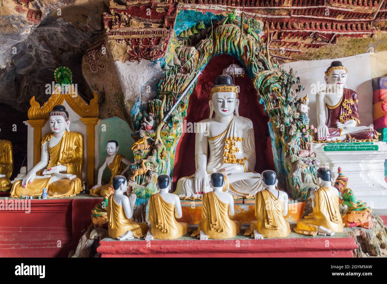 Buddha-Statuen in der Kawgun-Höhle in der Nähe von hPa an, Myanmar Stockfoto