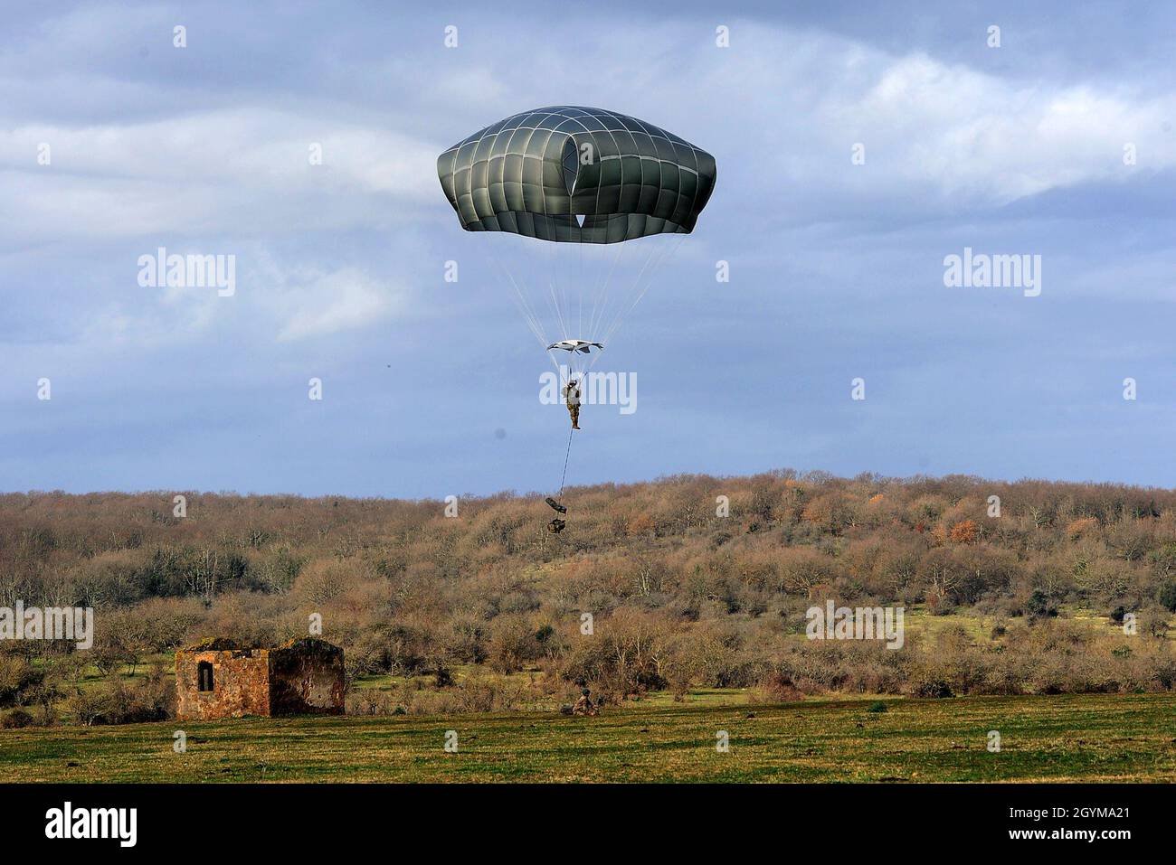 Ein Fallschirmjäger der US-Armee vom HHC, 2. Bataillon, 503. Infanterie-Regiment, 173. Luftbrigade springt während der Übung Rock Topside 20, auf dem italienischen Trainingsgelände Monte Romano, Monte Romano, Italien, 29. Januar 2020. Rock Topside ist eine gemeinsame Zwangseintrittsübung, um die Fähigkeit des Bataillons zu trainieren, Notfalleinsätze in der Luft durchzuführen. Dieses Training betont die Interoperabilität der Fallschirmjäger des 2. Bataillons, des 503. Infanterie-Regiments und der italienischen Fallschirmjäger des Reggimento Savoia Cavalleria 3. (Foto der US-Armee von Elena Baladelli) Stockfoto