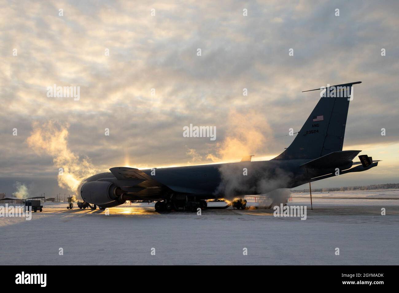 Bei Temperaturen von -30 Grad Celsius trainieren die Besatzungen des 22. Flügels, der McConnell Air Force Base, Kansas, und des 151. Lufttankflügels, Wright Air National Guard Base, Utah, im Inneren Alaskas unter den gleichen arktischen Bedingungen, in denen die Besatzungen des 168. Flügels, Eielson AFB, Alaska, routinemäßig arbeiten, Januar 29, 2020. Die besuchenden Airmen lernen, was es braucht, um den KC-135R Stratotanker bei Temperaturen unter Null in einem „Bereitschaftszustand“ zu halten. Stockfoto