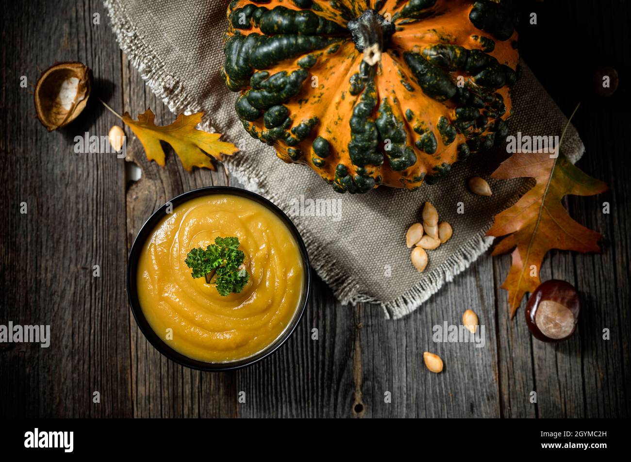 Köstliche Kürbissuppe im Herbst auf einem Holztisch Stockfoto