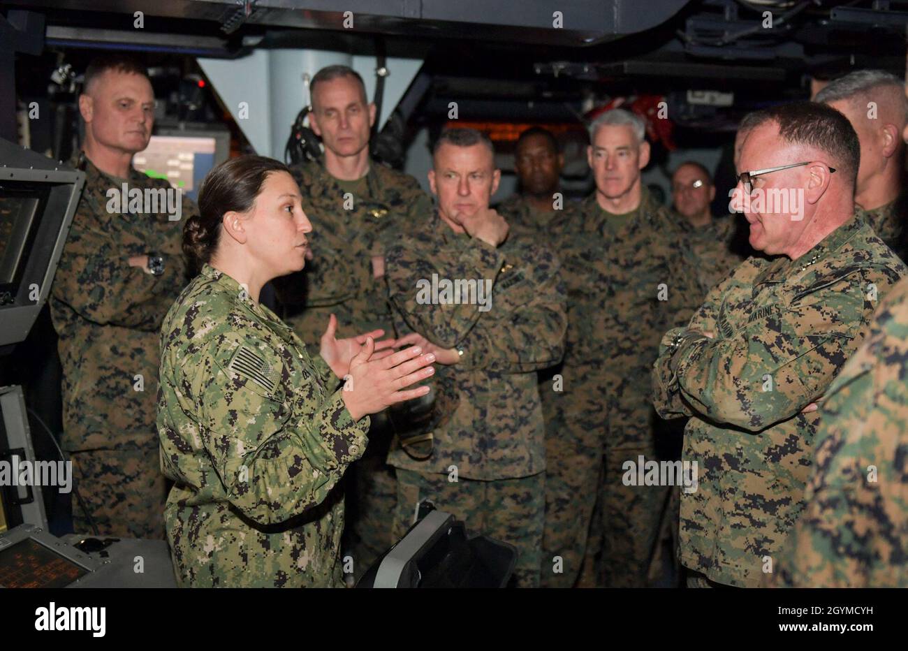 Bef. Mary Devine, Kommandooffizier des Arleigh Burke-Klasse Lenkraketen-Zerstörers USS Bainbridge (DDG 96), spricht während einer Schiffstour mit der leitenden Führung des Marine Corps. Zu der Gruppe gehörte General Gary Thomas, stellvertretender Kommandant des Marine Corps, der zu Besuch war, um mehr über die Force Integration in Distributed Maritime Operations (DMO) zu erfahren. (USA Navy Photo von Mass Communication Specialist 2nd Class Jacob Milham/VERÖFFENTLICHT) Stockfoto