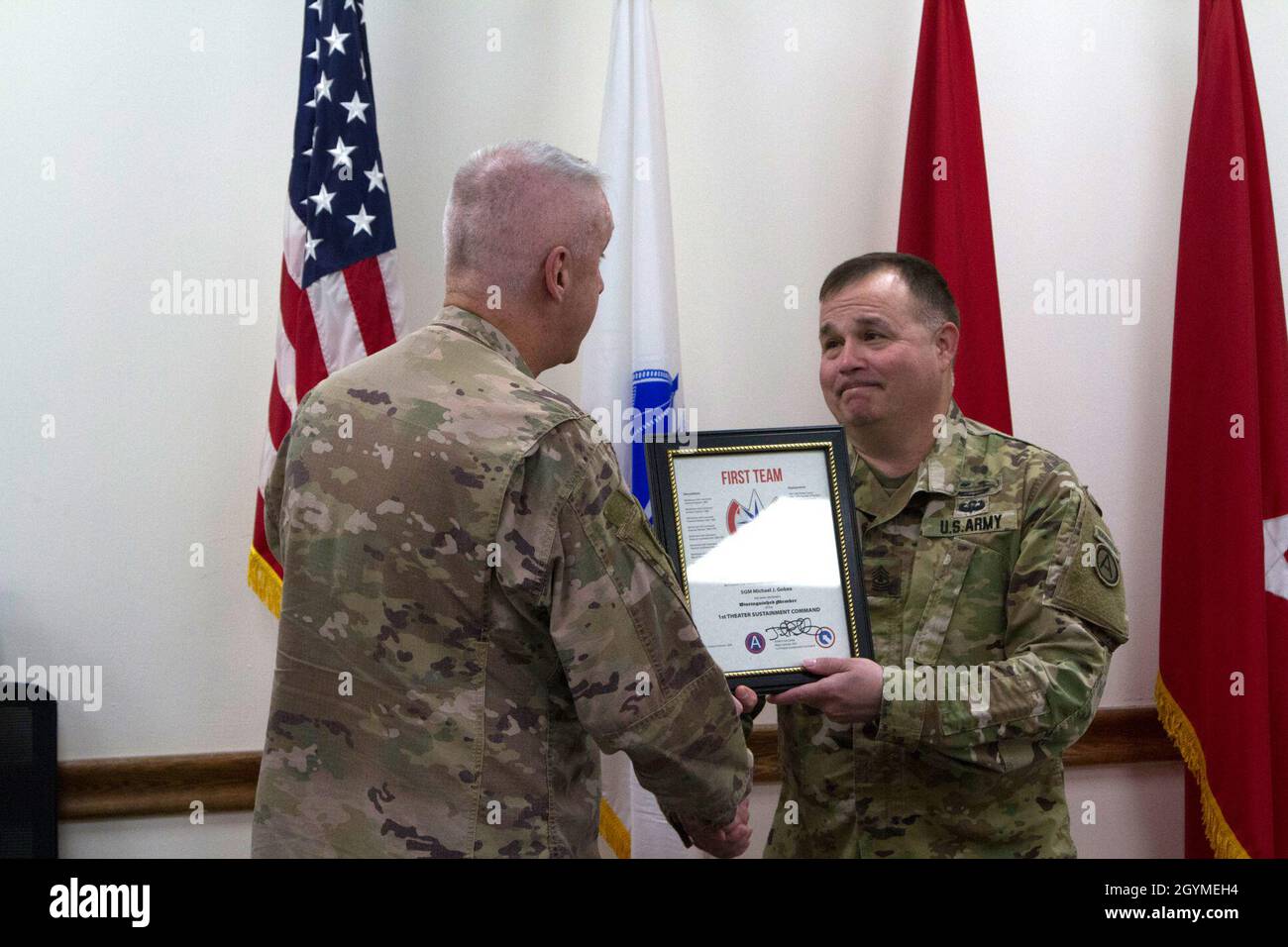 Maj. General John Sullivan, Commander, 1st Theatre Sustainment Command, präsentiert Sgt. Maj. Michael Gobea, hochrangiger angestellter Anführer der US Army Central, mit dem Preis für herausragende Mitglieder im Camp Arifjan, Kuwait, 1. Februar 2020. (USA Army Reserve Foto von SPC. Dakota Vanidestine) Stockfoto