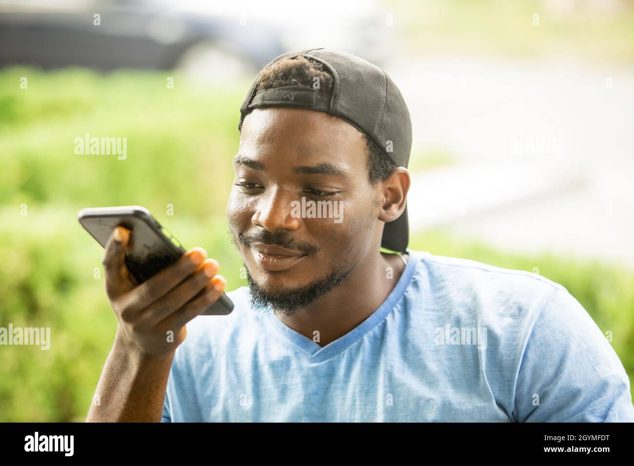 Glücklicher Mann während eines Videoanrufs mit seinem Freund Stockfoto