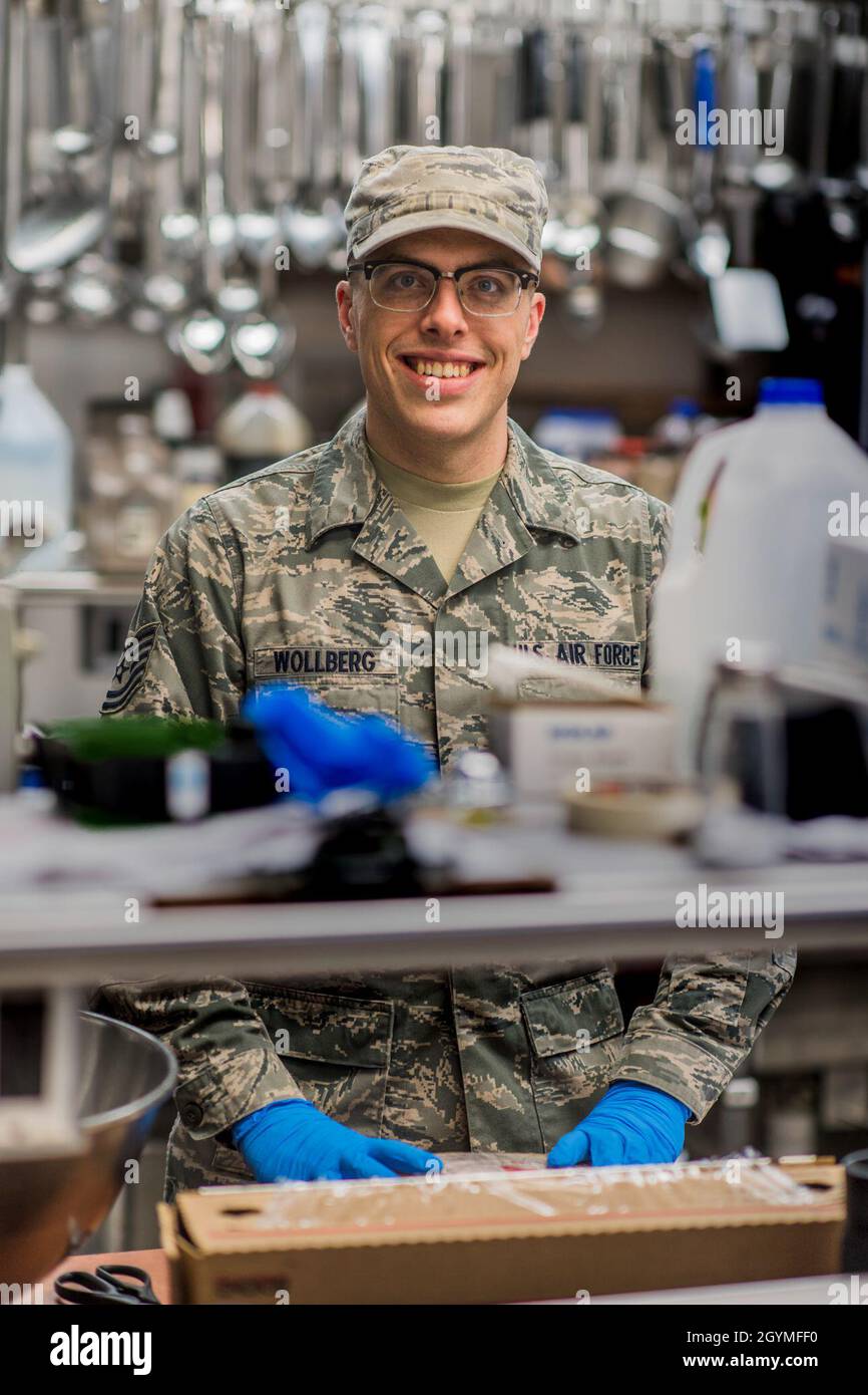 Technik. Sgt Trenton Wollberg, 110. Wing Services Flight, Force Support Squadron, Battle Creek Air National Guard Base, mich., bereitet Essen in der Küche des Restaurants zu, 1. Februar 2020. „Ich habe mich für Dienstleistungen entschieden, weil sie mir geholfen haben, anderen zu dienen. Ich genoss die Veränderung des Tempos und die Möglichkeit, Beziehungen zu anderen Menschen zu knüpfen. Es ist ein anderes Umfeld als mein Leben zu Hause und ich kann andere Schulen.“ (USA Foto der Air National Guard von Gary Leonard, Senior Airman, veröffentlicht) Stockfoto