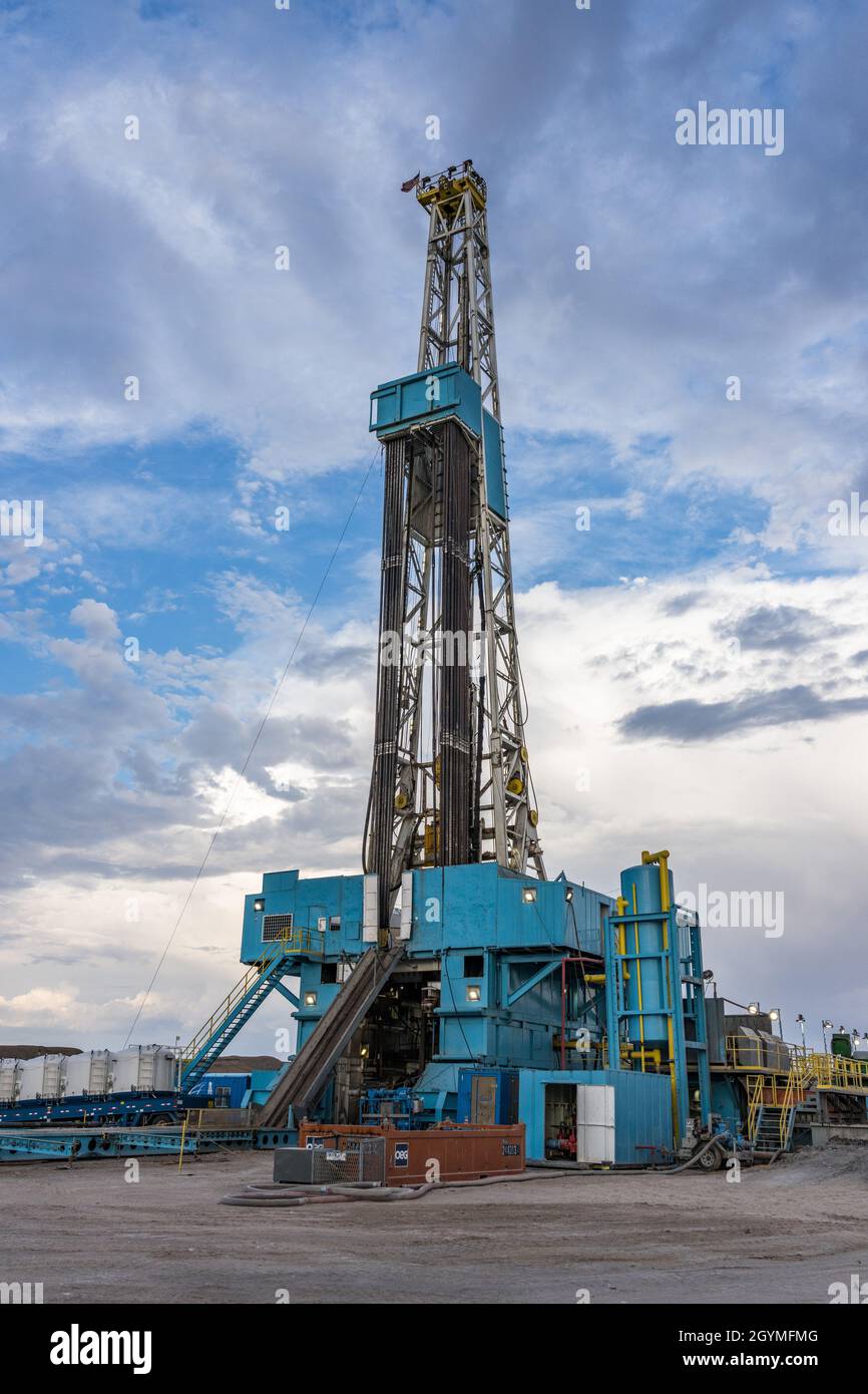 Ein 3000 ps-Bohrgerät mit Topantrieb, das in der Green River Desert in Zentral-Utah nach Öl bohrt. Stockfoto