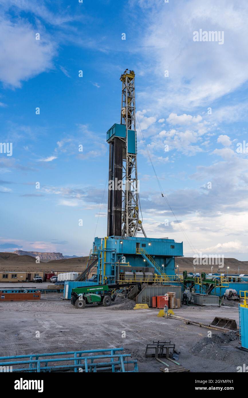 Ein 3000 ps-Bohrgerät mit Topantrieb, das in der Green River Desert in Zentral-Utah nach Öl bohrt. Stockfoto