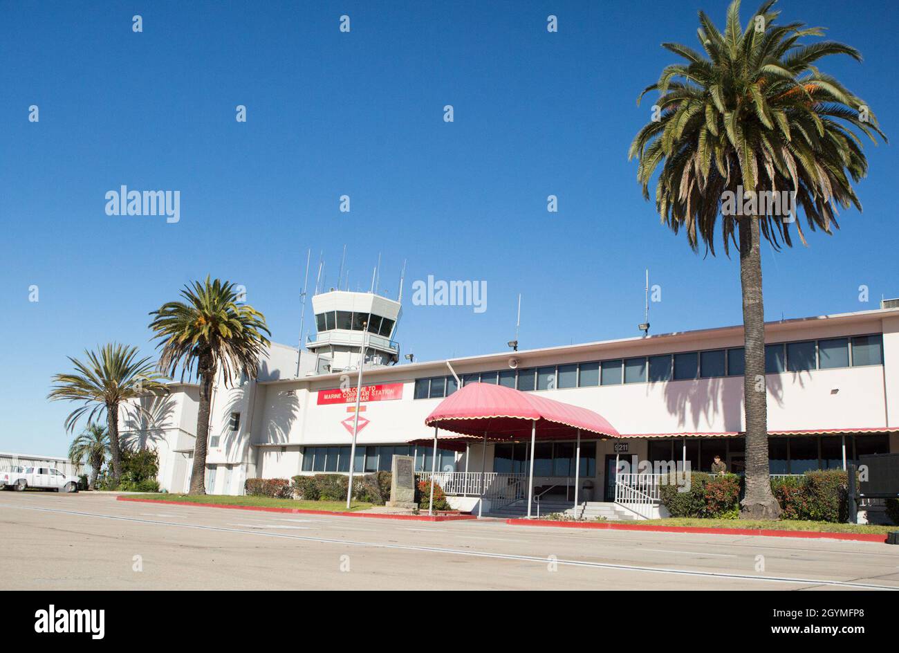 Airfield Operations Building of Marine Corps Air Station Miramar, Kalifornien, Feb. 2. MCAS Miramar ist die Heimat des 3rd Marine Aircraft Wing und über 15,000 Service-Mitglieder und deren Familien Miramar ist bestrebt, gute Nachbarn unserer San Diegans zu sein und freut sich auf eine weitere Partnerschaft für viele Jahre. (Marine Corps Foto von Lance CPL. Jacob Pruitt) Stockfoto