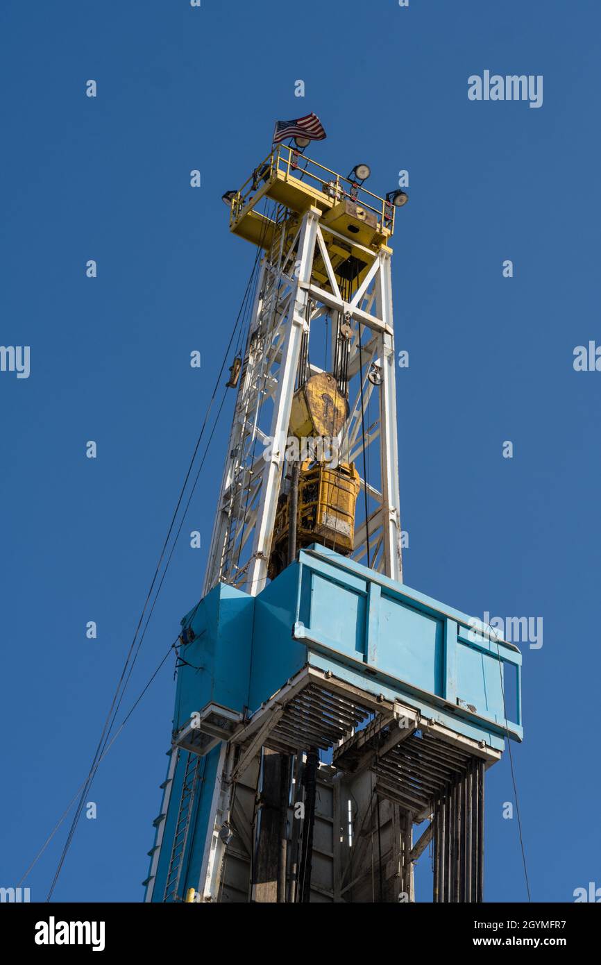 Detail des fahrenden Blocks und des oberen Antriebs im Derrick eines 3000 ps Bohrgeräts, das in Utah nach Öl erkundet. Stockfoto