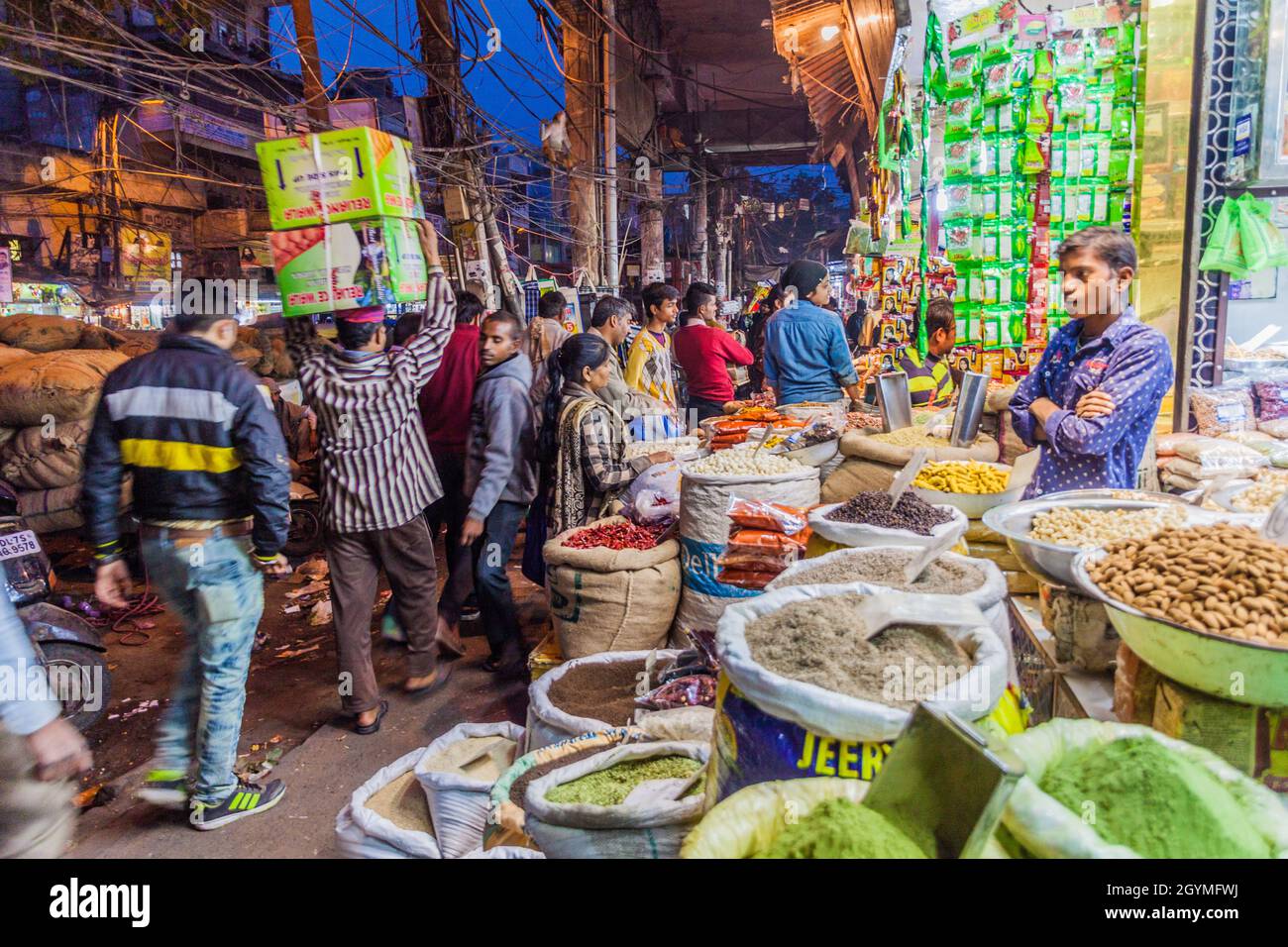 DELHI, INDIEN - 24. JANUAR 2017: Abend im Khari Baoli in Delhi, dem größten Gewürzgroßmarkt Asiens. Stockfoto