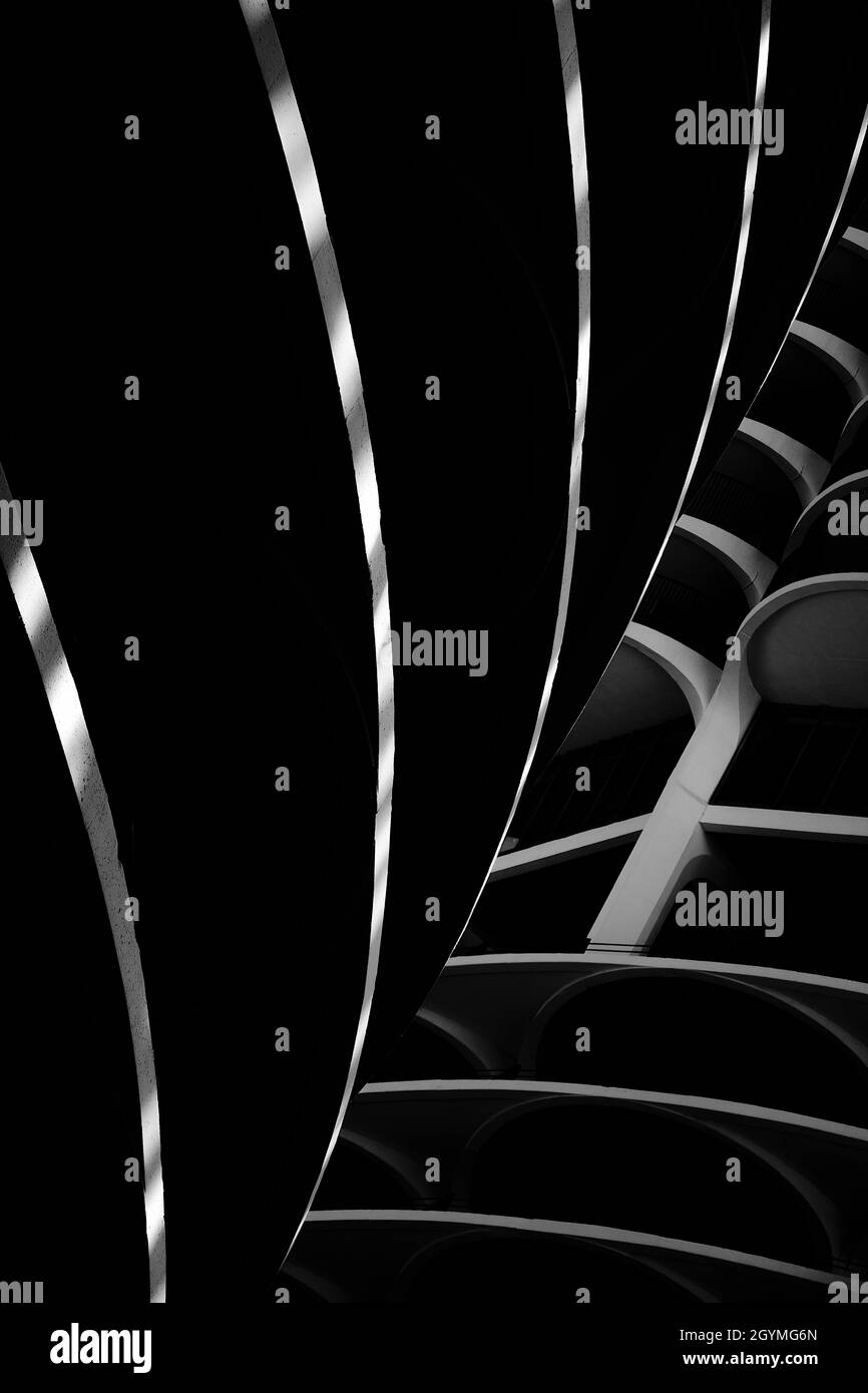 Schwarzweiß-Nahaufnahme eines architektonischen Elements, was zu einer abstrakten, minimalen Ansicht führt Stockfoto