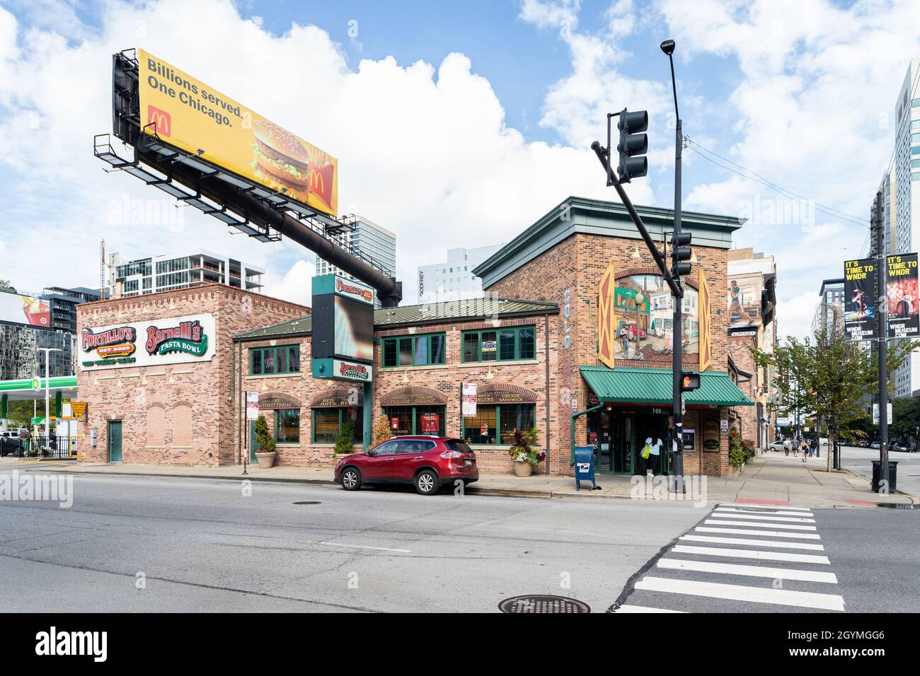 Portillo's und Bernelli's sind eine Lebensmittelkette aus Chicago, die für ihre Hot Dogs, italienischen Rindfleisch-Sandwiches und andere Fast Food-Produkte bekannt ist. Stockfoto