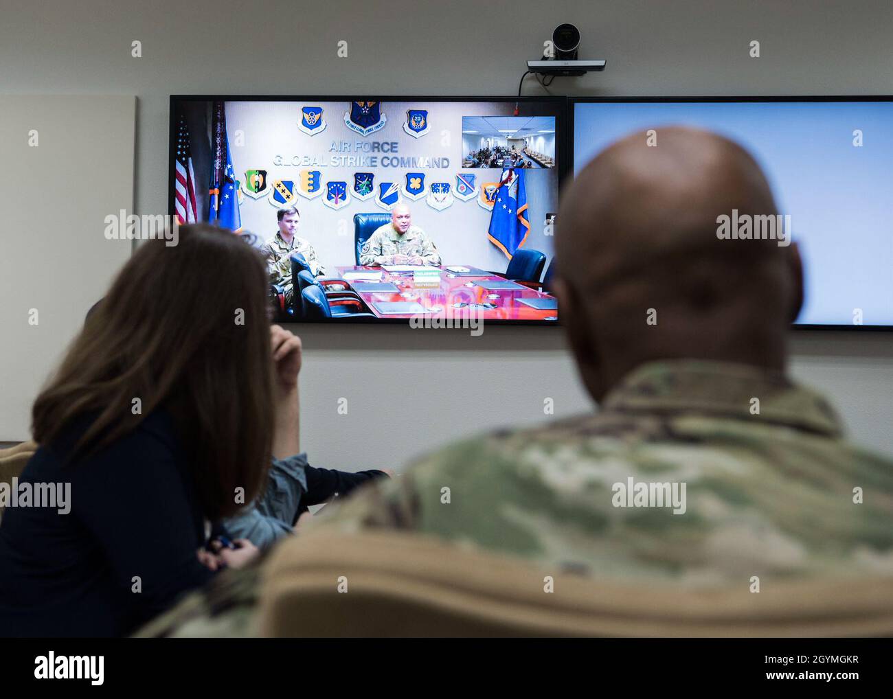 LT. General Anthony Cotton, stellvertretender Kommandant des Global Strike Command der Air Force, hält eine Videointerviewsitzung mit Medien ab, um das Engagement der Air Force für die Aufrechterhaltung und Modernisierung des Atomunternehmens am 3. Februar 2020 auf der Vandenberg Air Force Base zu besprechen. Der 576. FLTS ist Amerikas einziges dediziertes ICBM-Testgeschwader, das professionell Tests durchführt, die die aktuelle und zukünftige Leistungsfähigkeit der ICBM-Streitkräfte genau messen. (USA Luftwaffe Foto von Airman 1st Class Aubree Milks) Stockfoto