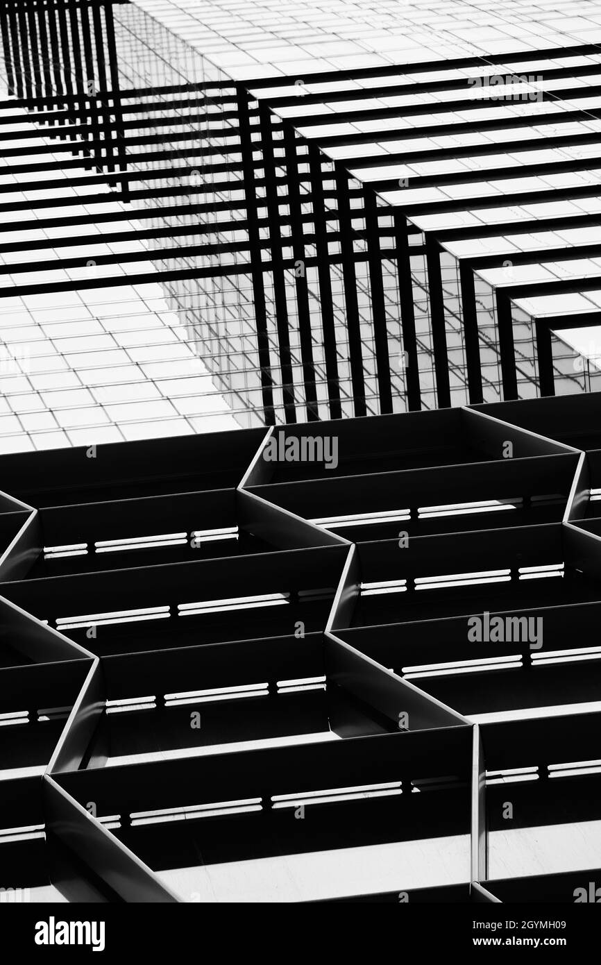 Schwarzweiß-Nahaufnahme der Chicagoer Architektur, die ein abstraktes Bild erzeugt Stockfoto