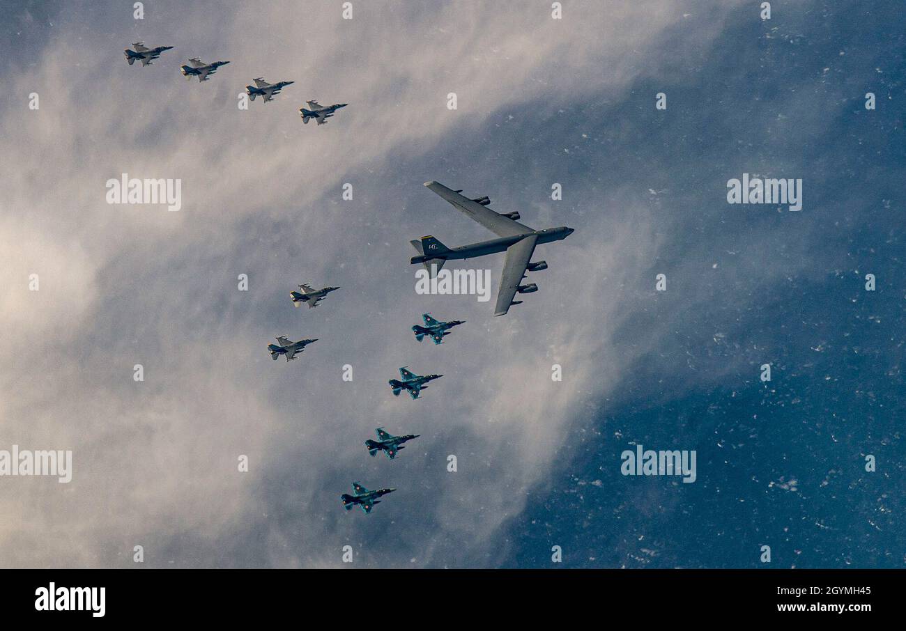 Eine B-52H Stratofestung der US-Luftwaffe vom Luftwaffenstützpunkt Minot, North Dakota, und sechs F-16 Fighting Falcons von der Misawa Air Base, Japan, führen eine bilaterale gemeinsame Ausbildung mit vier Japan Air Self-Defence Force F-2s vor der Küste Nordjapans durch, 4. Februar 2020. Die Bomberkräfte des U.S. Strategic Command führen regelmäßig kombinierte Projekte zur Zusammenarbeit in der Theatersicherheit mit Verbündeten und Partnern durch und demonstrieren US-amerikanische Fähigkeit, Bombereinsätze auf der ganzen Welt zu befehligen, zu kontrollieren und durchzuführen. (USA Luftwaffenfoto des Personals Sgt. Melanie A. Bulow-Gonterman) Stockfoto