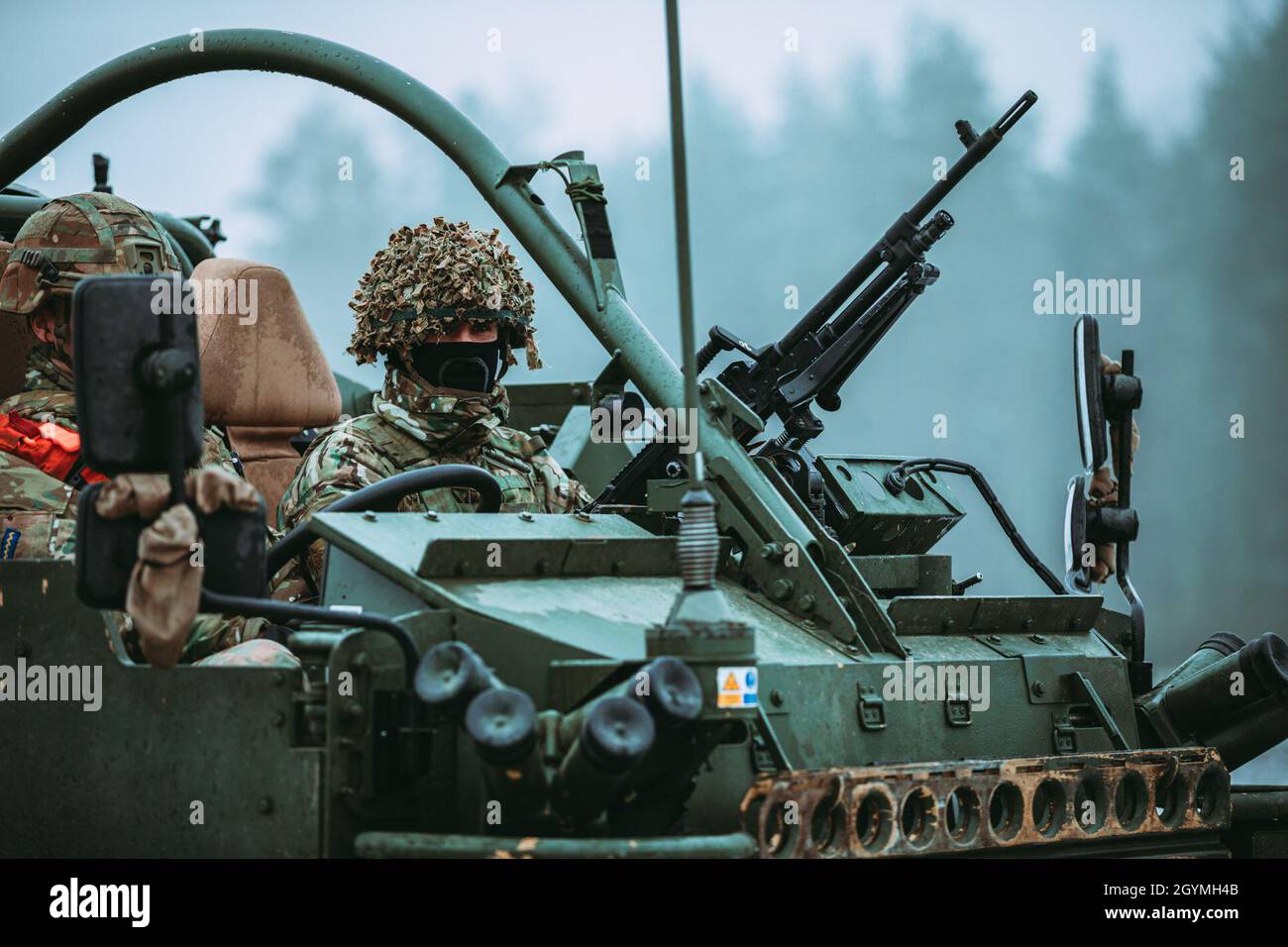 Britische Soldaten, die der Balaklava-Truppe C-Geschwader, auch bekannt als die Royal Scots Dragoon Guards, zugewiesen wurden, fahren in einem gepanzerten fahrbaren Fahrzeug von Jackal während einer Abschnitt-Live-Feuer-Übung zur Unterstützung der verstärkten Vorwärtspräsenz der NATO Battle Group Poland in Bemowo Pikie, Polen, 4. Februar 2020. Die verstärkte Vorwärtspräsenz der NATO besteht aus vier Bataillon-großen Kampfgruppen, die sich auf einer anhaltenden Rotationsbasis nach Estland, Lettland, Litauen und Polen entschließen, um die Entschlossenheit und Fähigkeit des Bündnisses zu demonstrieren, als eine einzige auf jede Aggression gegen seine Mitglieder zu reagieren. (USA Armeefoto von SG Stockfoto