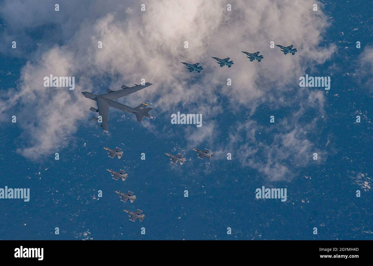 A U.S. Air Force B-52H Stratofestung from Minot Air Force Base, North Dakota, Six F-16 Fighting Falcons and Four Japan Air Self-Defence Force F-2s from Misawa Air Base, Japan, Fliegen Sie vor der Küste Nordjapans im Rahmen einer kombinierten Mission Der Continuous Bomber Presence and Bomber Task Force, 3. Februar 2020. Die Bomberkräfte des U.S. Strategic Command führen regelmäßig kombinierte Projekte zur Zusammenarbeit in der Theatersicherheit mit Verbündeten und Partnern durch und demonstrieren US-amerikanische Fähigkeit, Bombereinsätze auf der ganzen Welt zu befehligen, zu kontrollieren und durchzuführen. (USA Luftwaffenfoto des Personals Sgt. Melanie A. Bulo Stockfoto