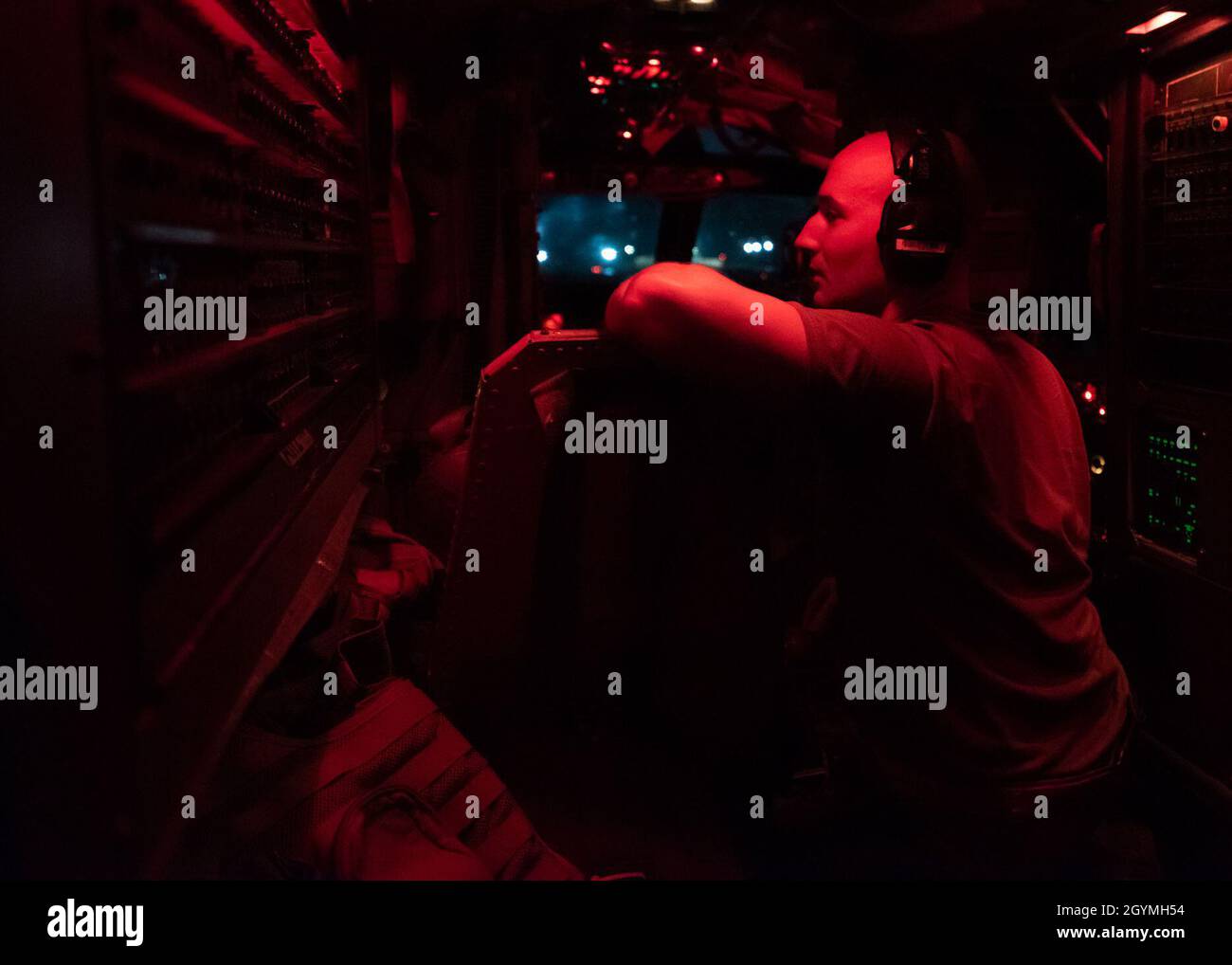 Ein dem 69. Flugzeuginstandhaltungs-Squadron zugewiesener Airman führt eine Vorfluginspektion auf einer US Air Force B-52H Stratofortress durch, die dem 69. Expeditionary Bomb Squadron zugewiesen wurde, der von der Minot Air Force Base, North Dakota, auf der Andersen Air Force Base, Guam, 3. Februar 2020 eingesetzt wurde. Die kontinuierliche Präsenz von Bomber ist eine Schlüsselkomponente zur Verbesserung des gemeinsamen Dienstes und der kombinierten Interoperabilität. (USA Foto der Luftwaffe von Senior Airman Zachary Heal) Stockfoto