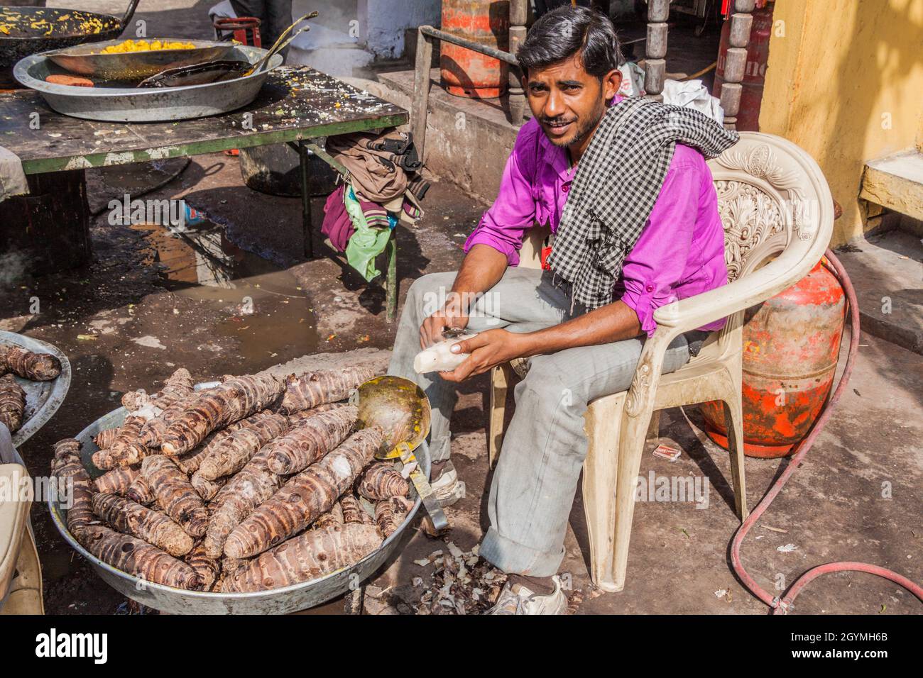 AMRITSAR, INDIEN - 26. JANUAR 2017: Lokaler Mann schält essbare Wurzeln auf einer Straße in Amritsar, Punjab, Indien Stockfoto
